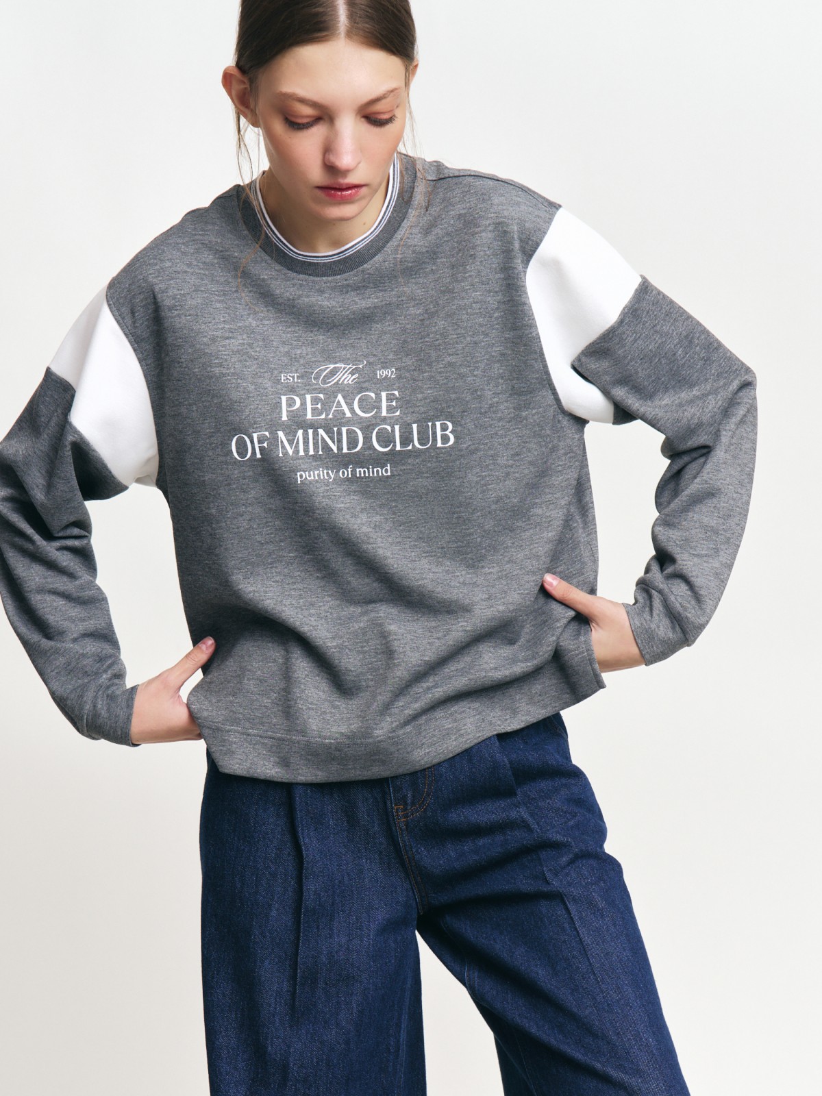 Свитшот с принтом-надписью на груди