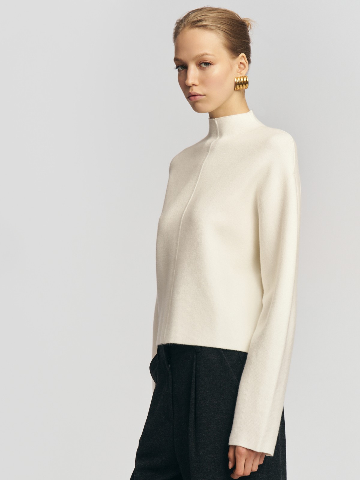 Трикотажный свитер с воротником-стойкой