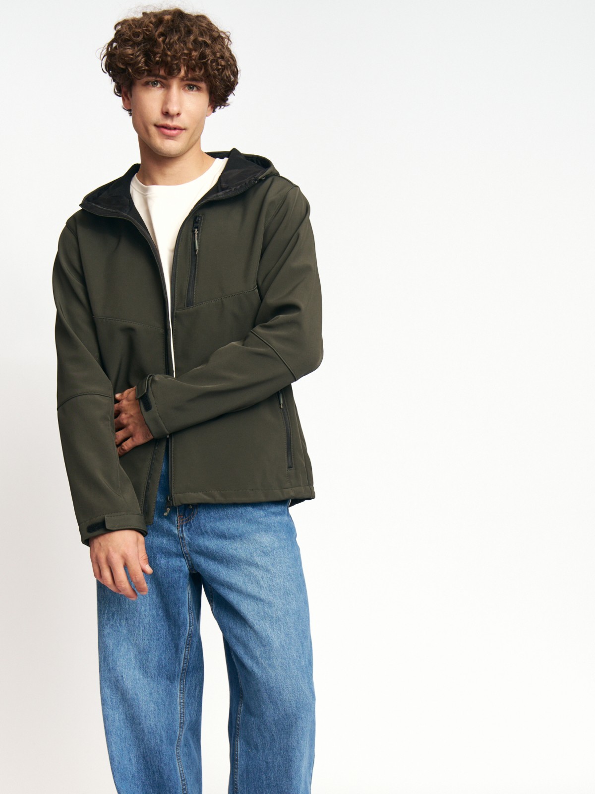 Лёгкая куртка-ветровка без утеплителя с капюшоном