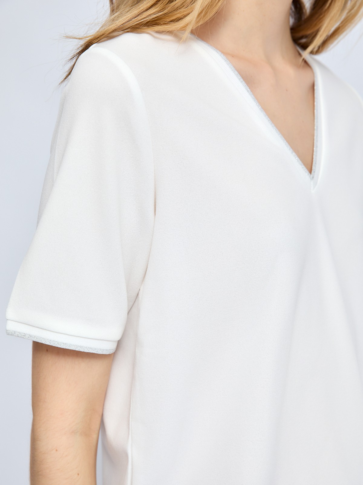 Блузка-футболка с V-образным вырезом