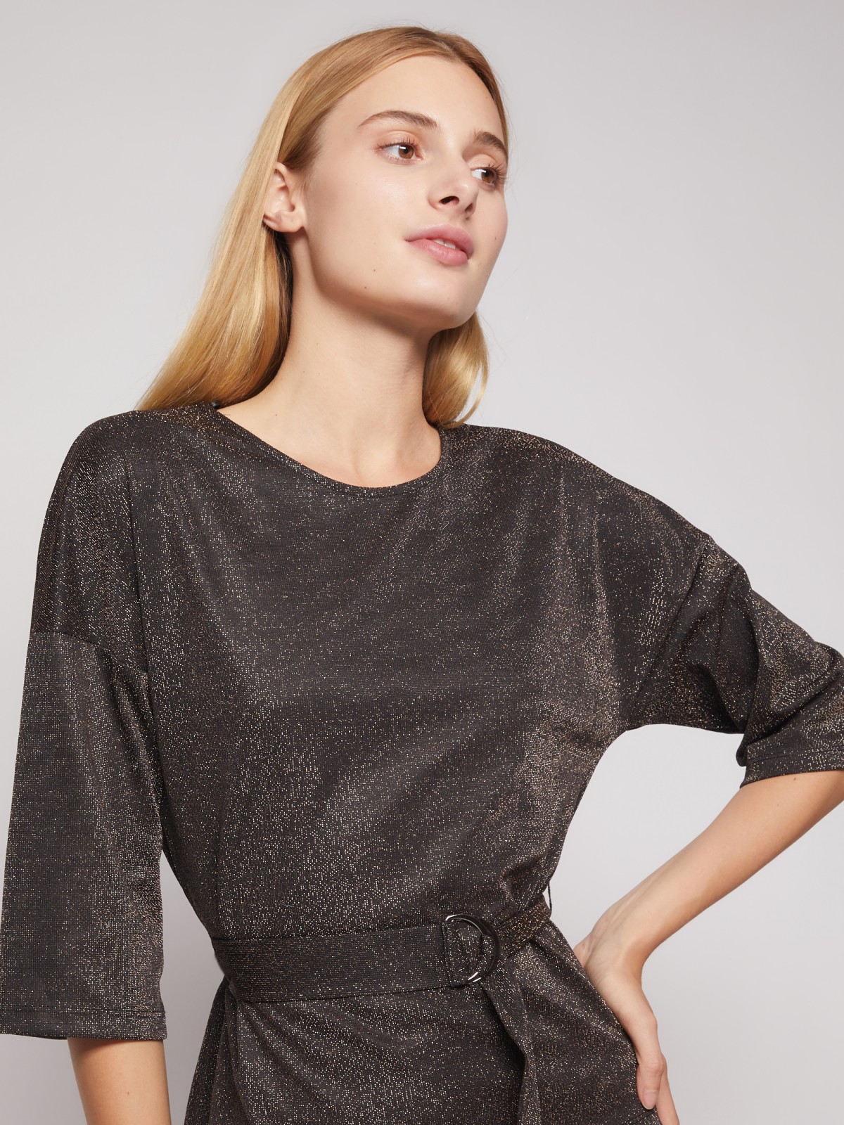 Блестящая блузка с поясом