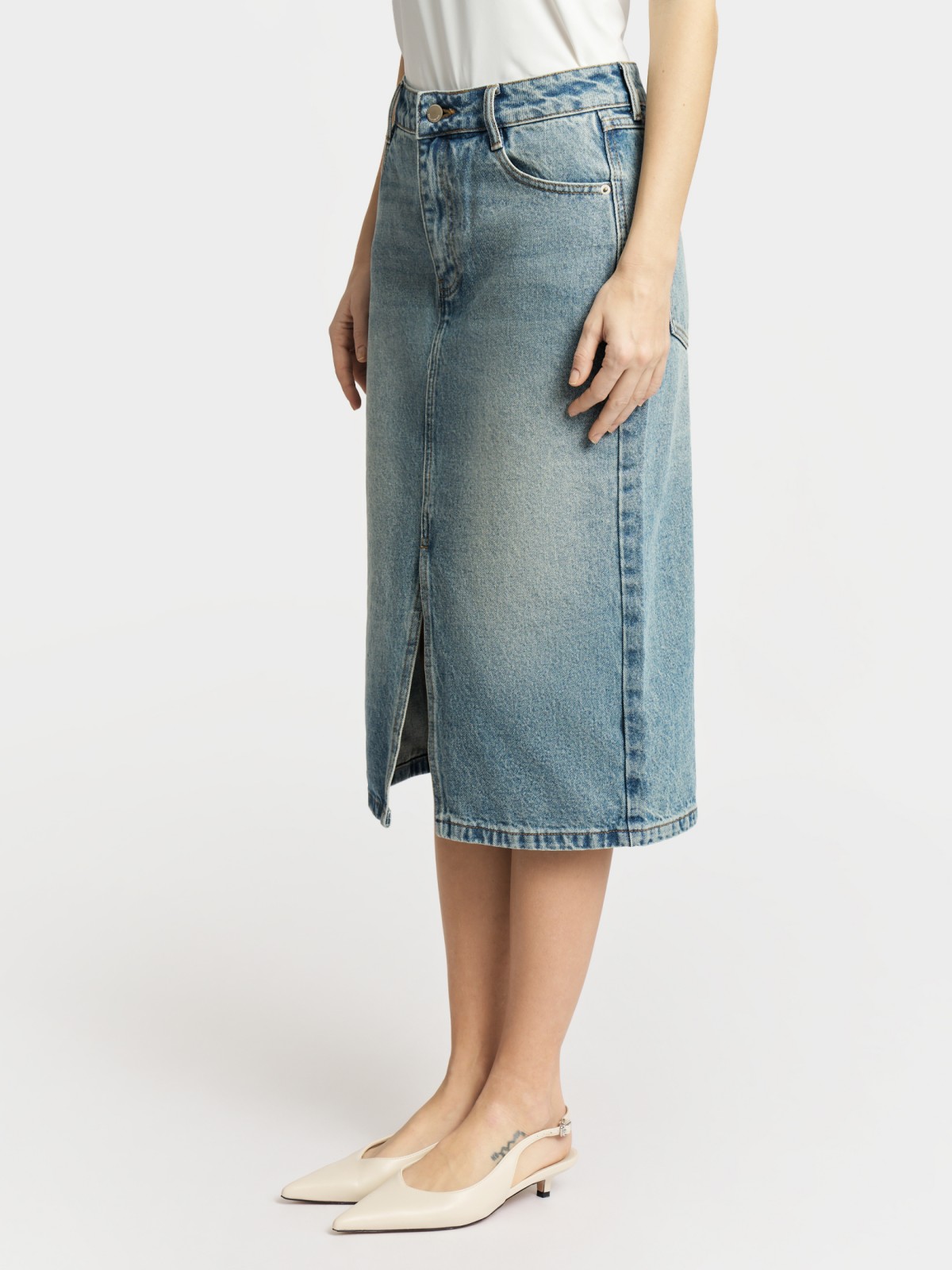 Прямая джинсовая юбка миди с разрезом