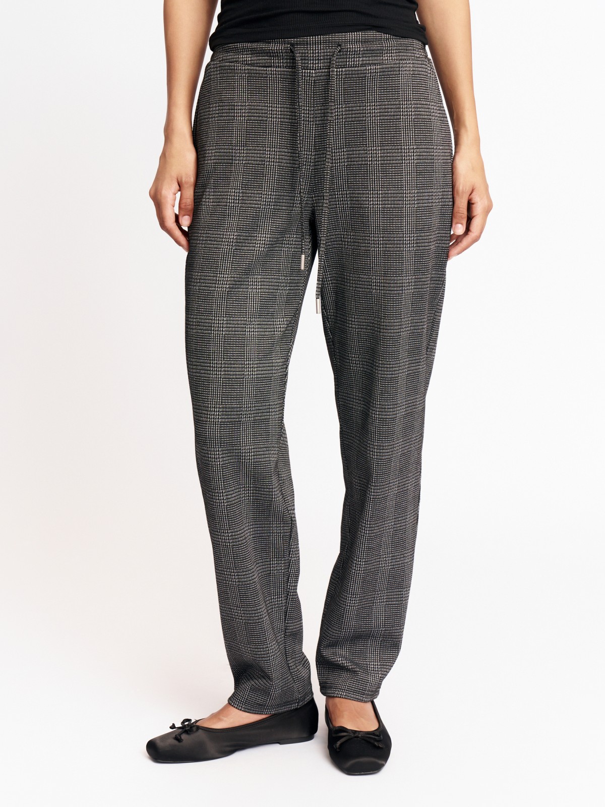 Брюки фасона Carrot на резинке в клетку