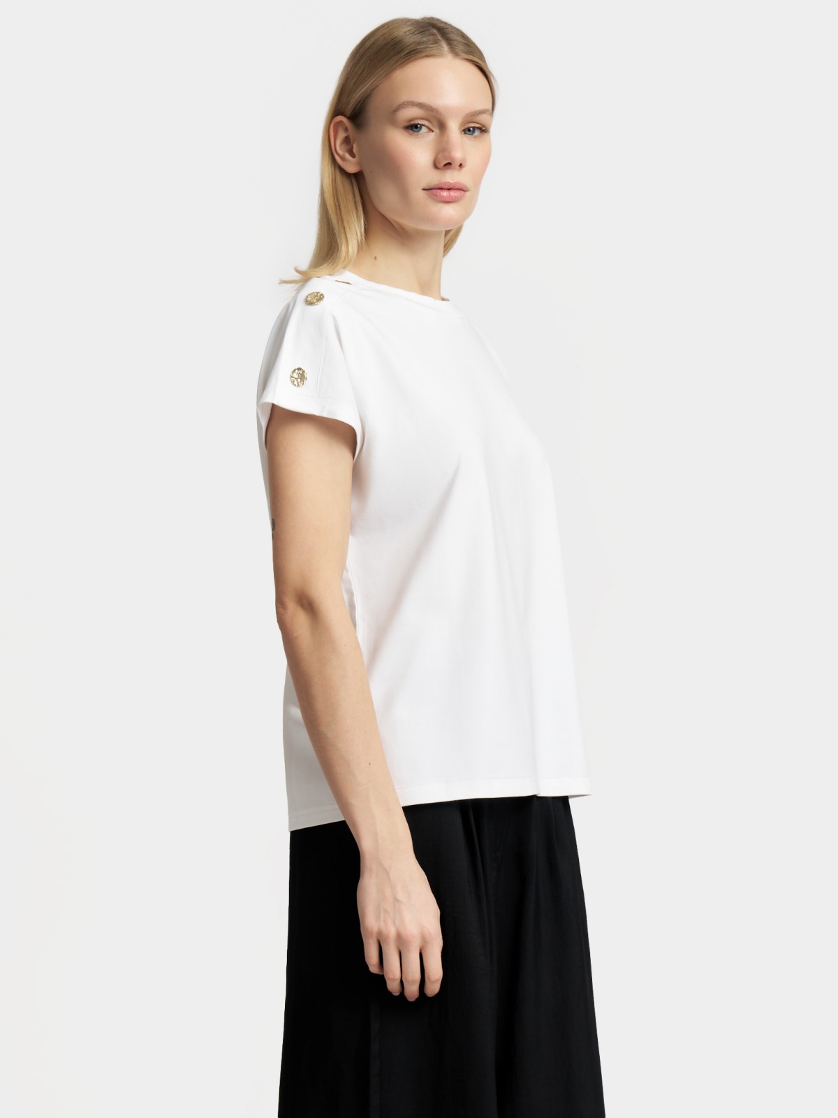 Футболка с металлическим декором