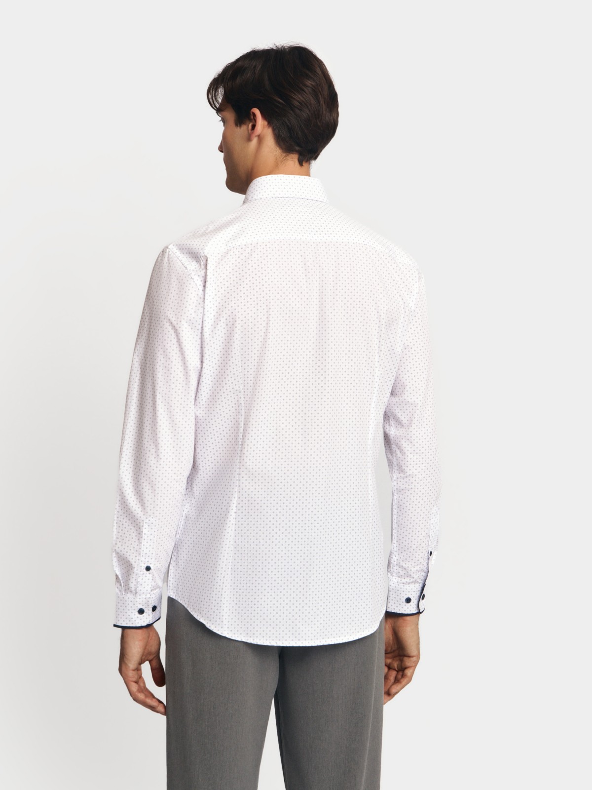 Офисная полуприталенная рубашка с мелким принтом