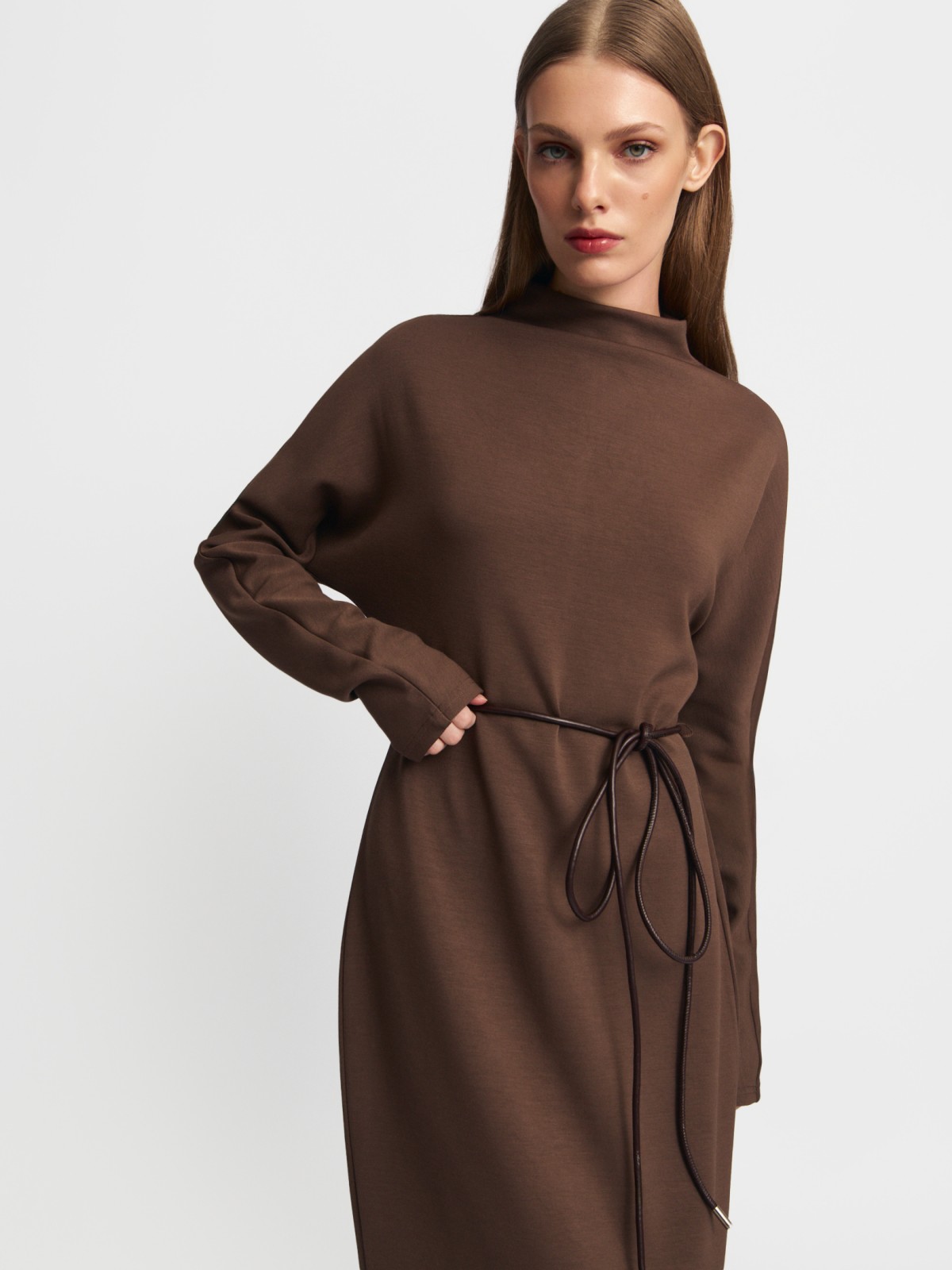 Трикотажное платье миди с поясом