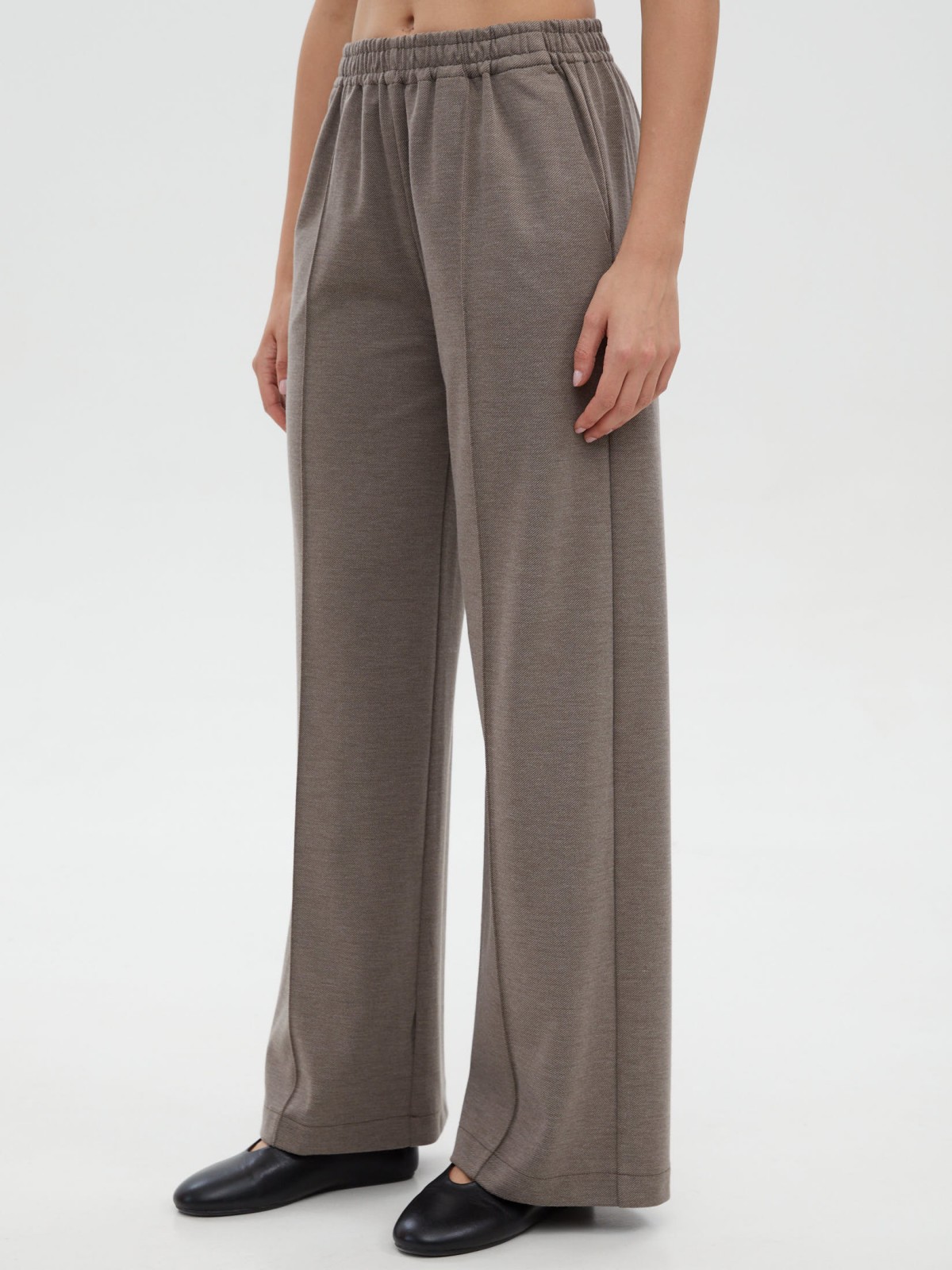 Прямые брюки на резинке со строчками-стрелками