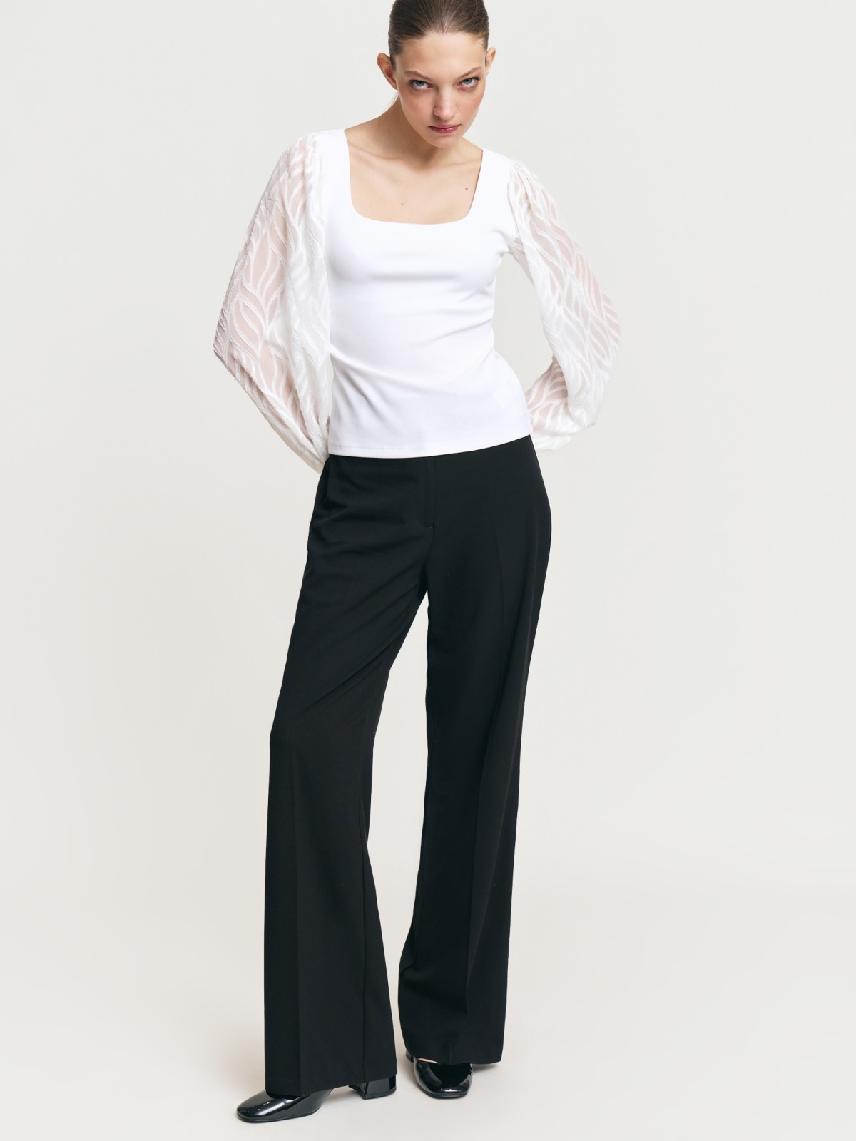 Трикотажный топ-блузка с акцентными рукавами