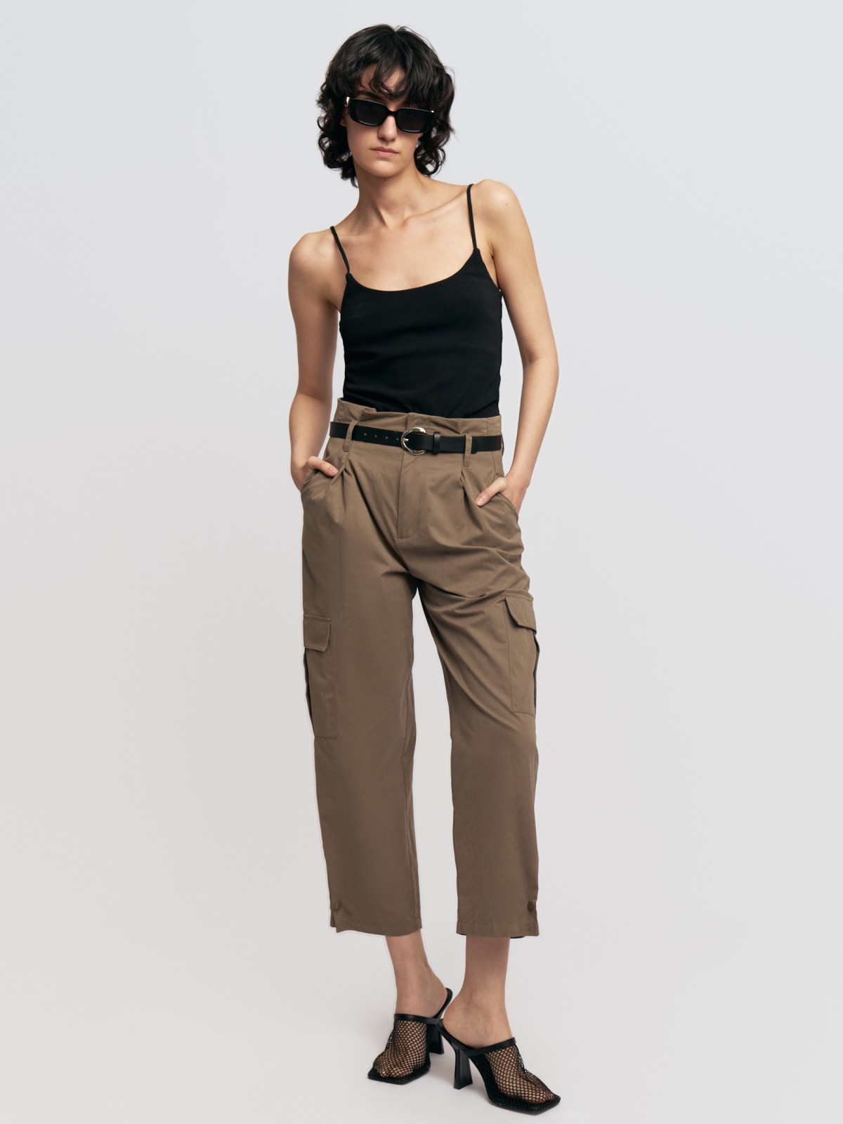 Брюки с карманами карго и ремнём