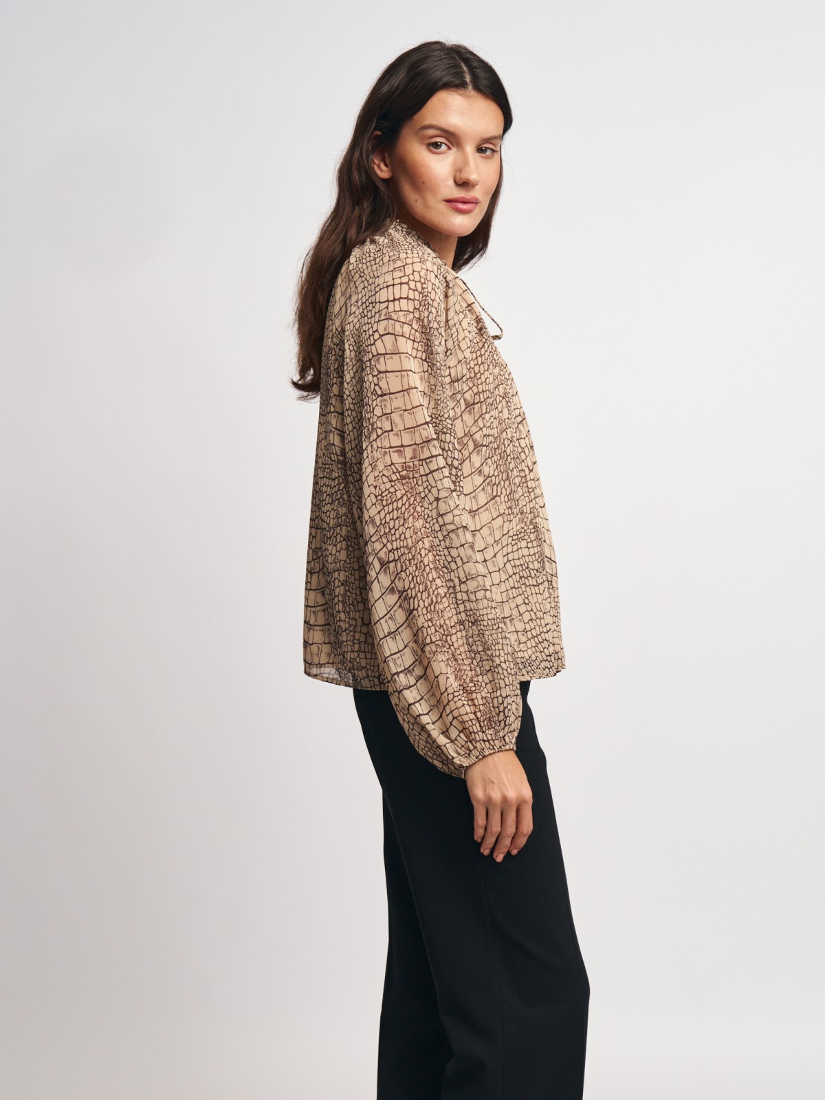 Блузка из шифона с принтом и завязками