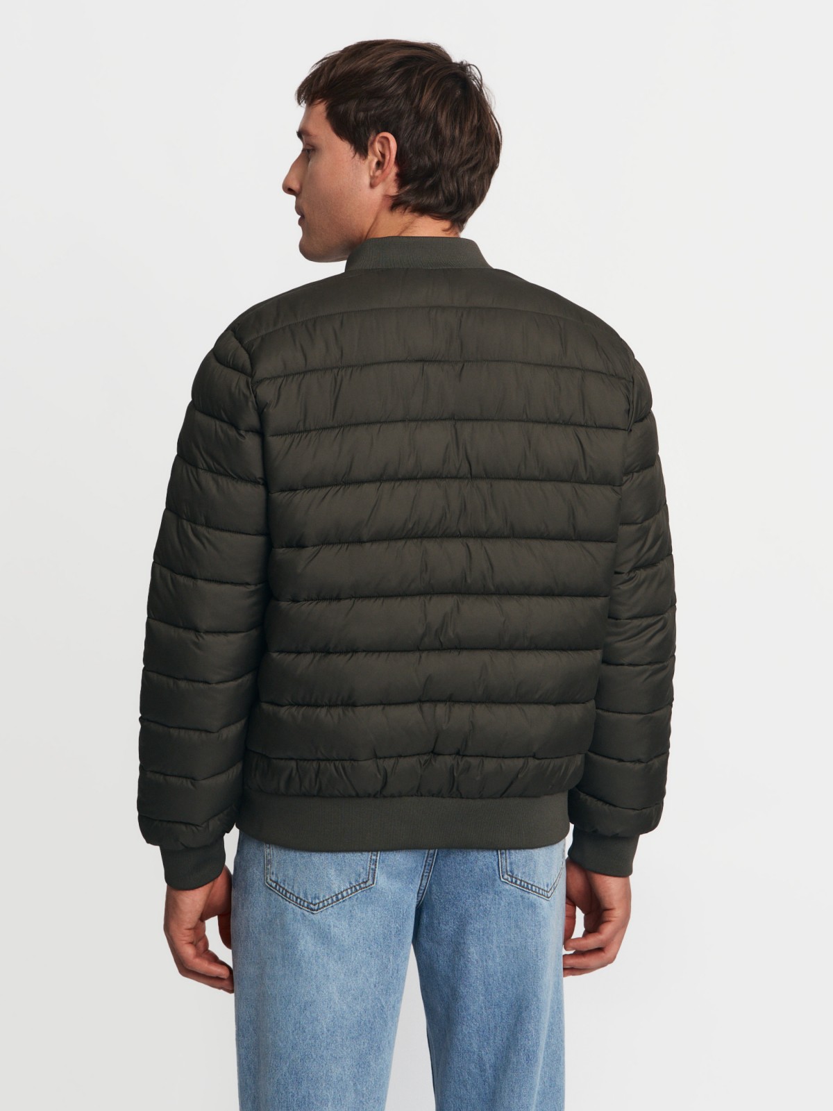 Лёгкая утеплённая куртка-бомбер с воротником-стойкой