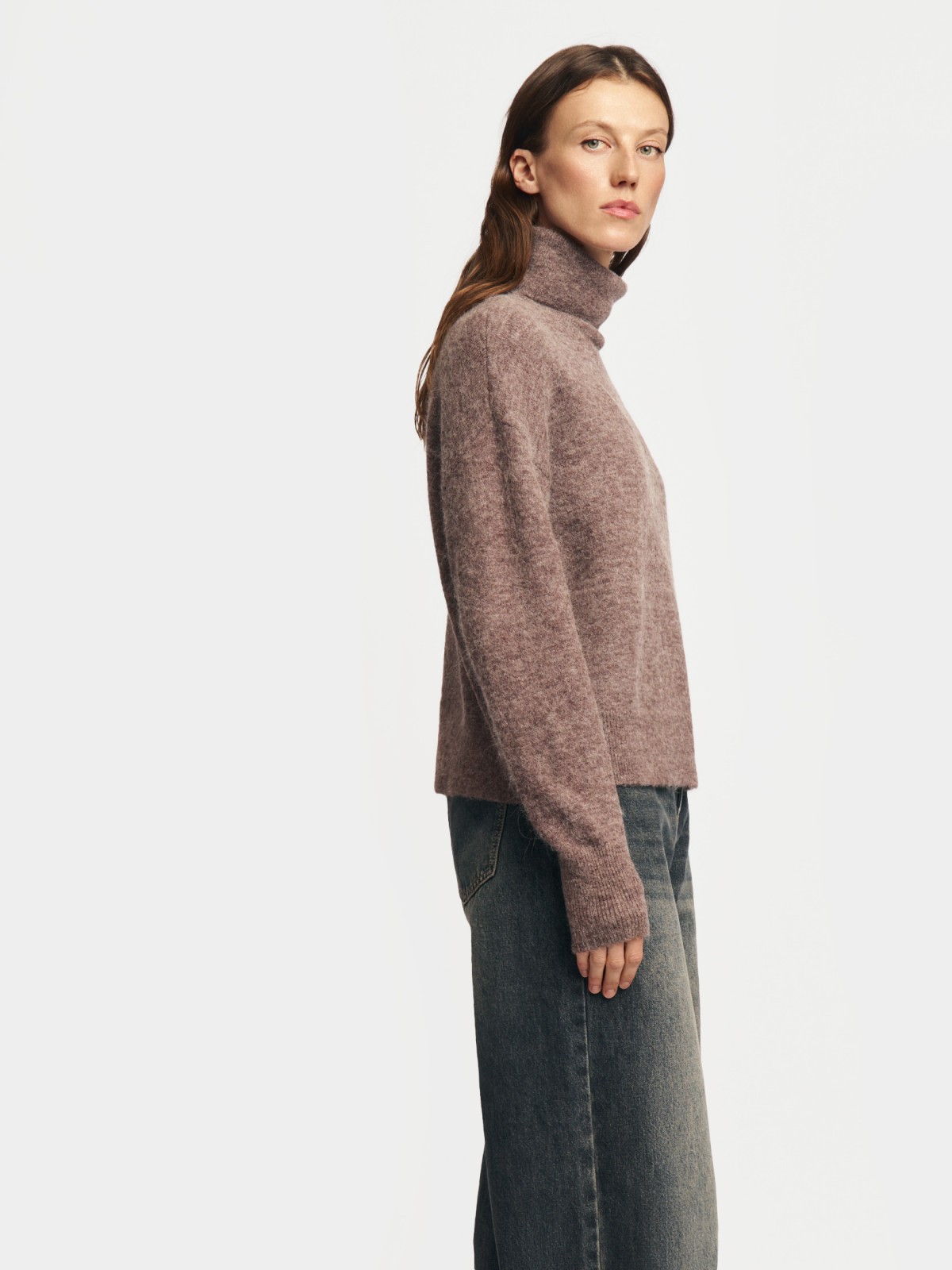 Вязаный свитер с горлом и шерстью