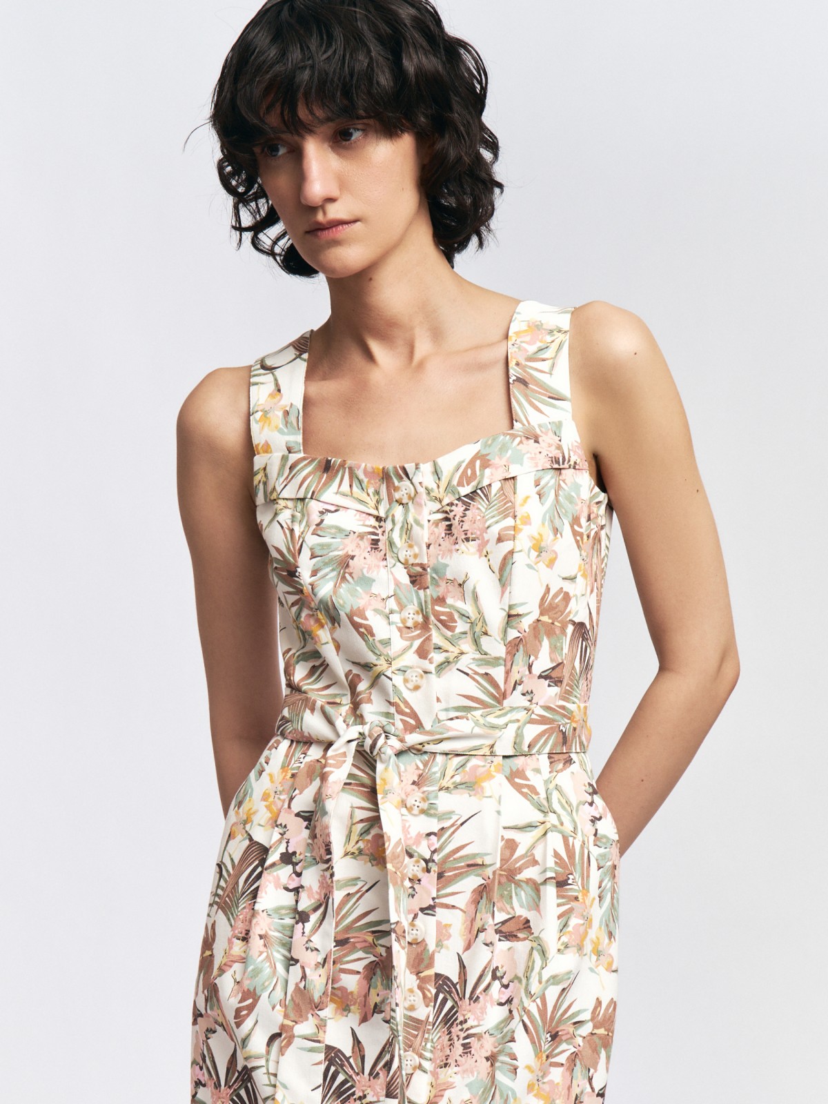 Сарафан с тропическим принтом и поясом