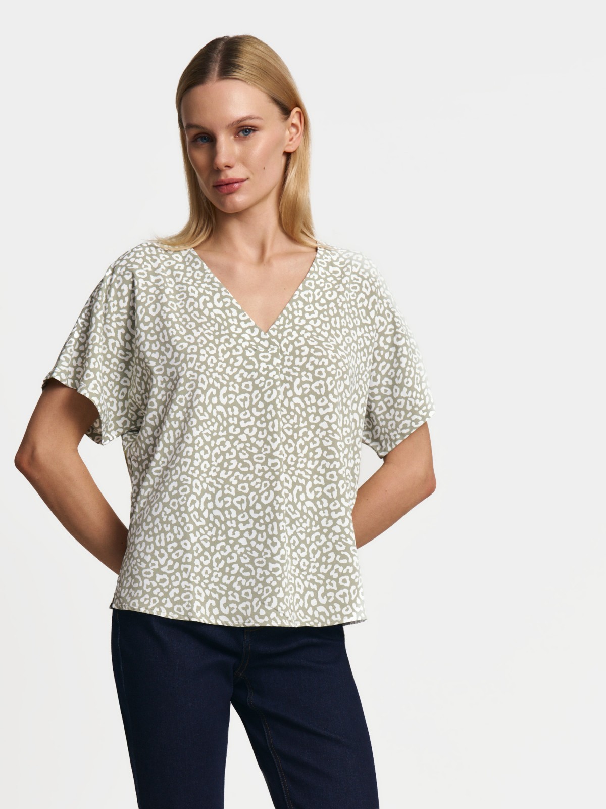 Блузка с вырезом и коротким рукавом