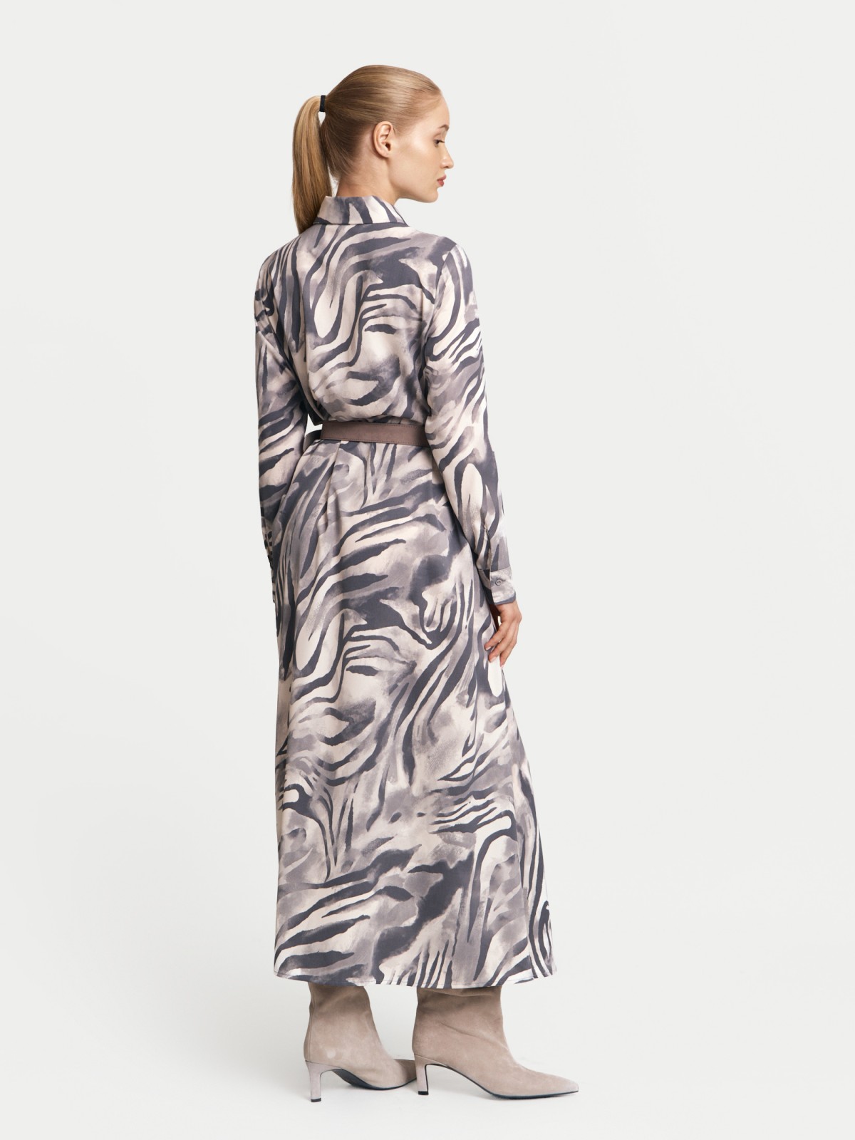 Платье-рубашка макси с принтом и ремнём