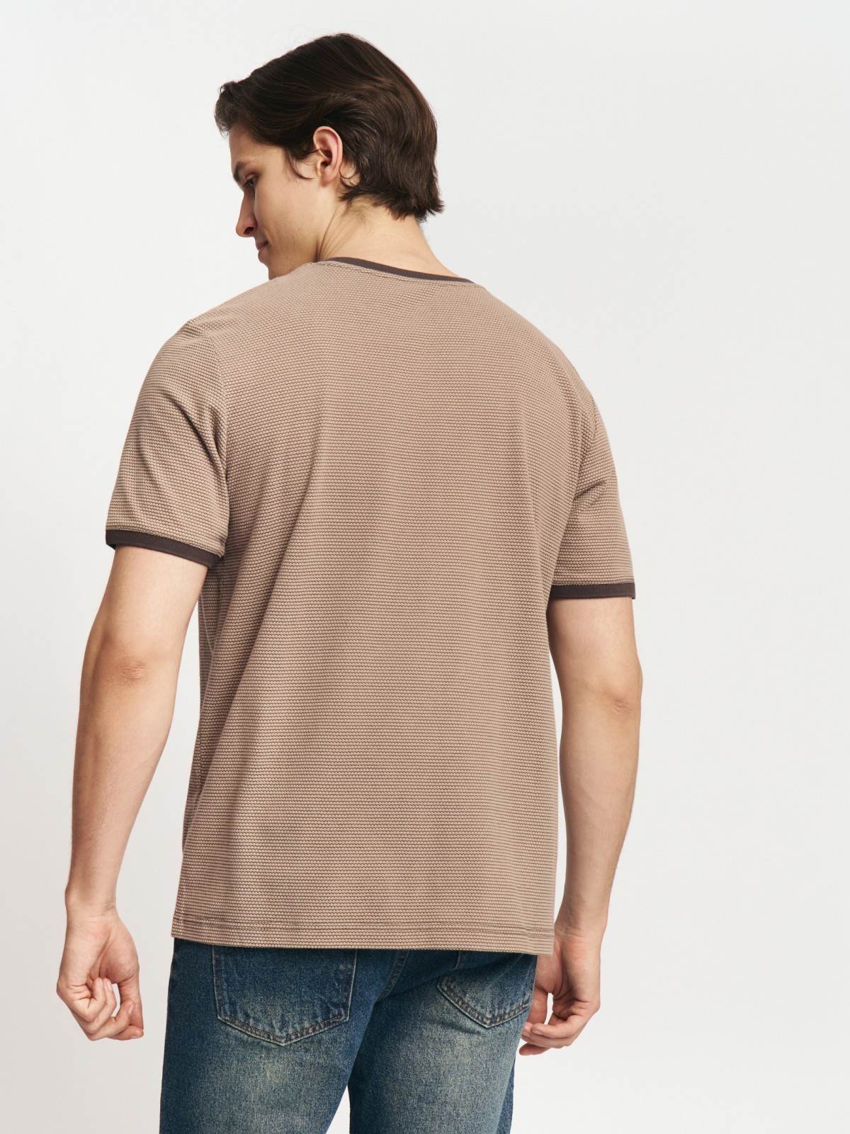 Однотонная базовая футболка из трикотажа