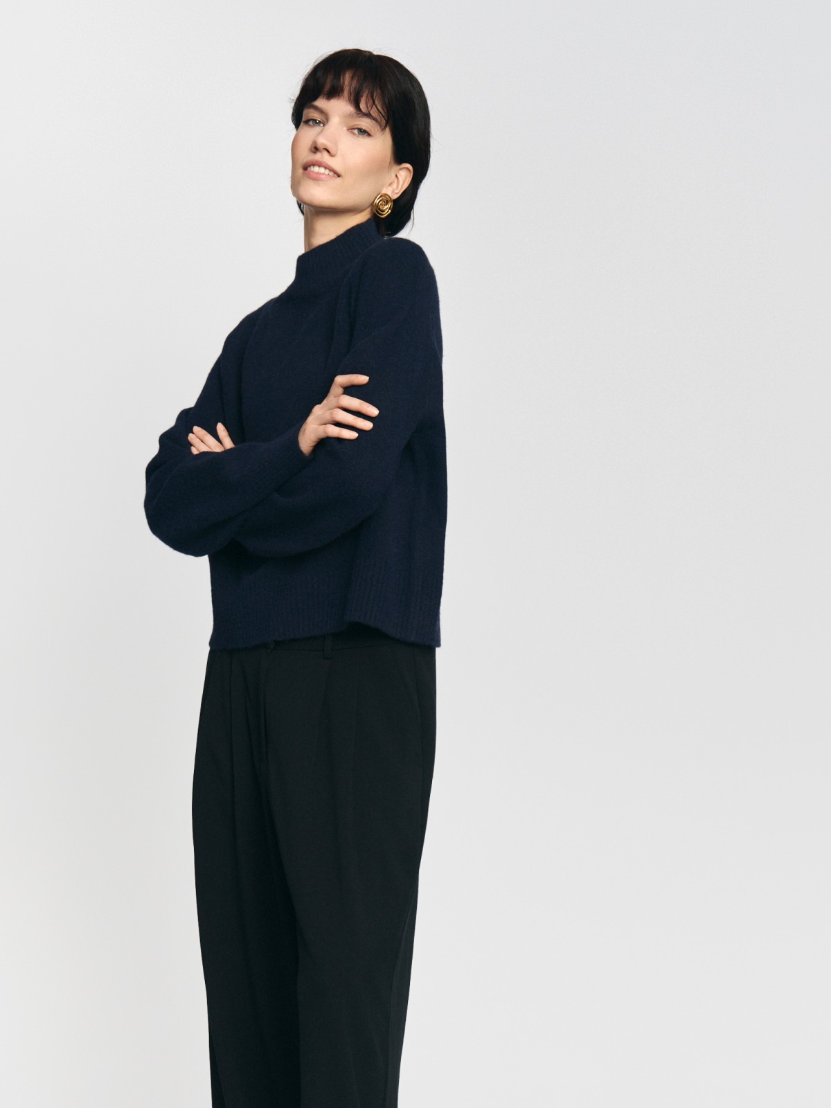 Вязаный свитер с воротником-стойкой