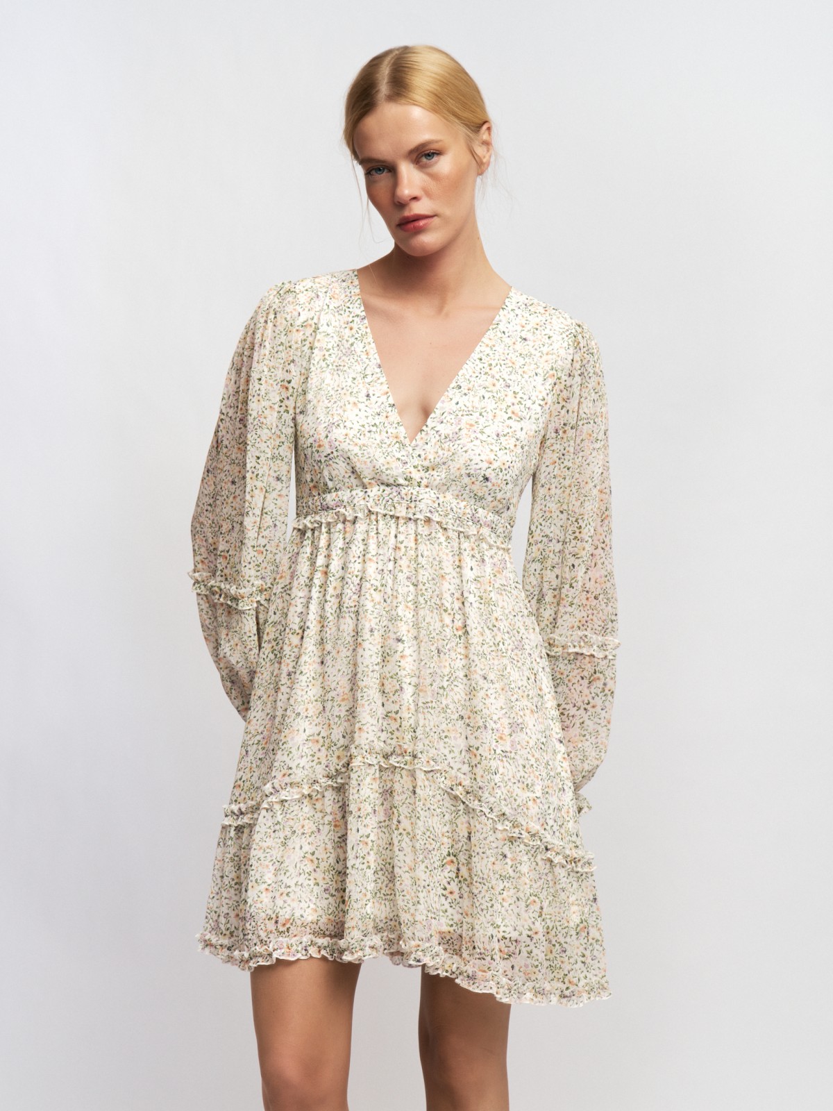 Шифоновое платье мини с вырезом и оборками