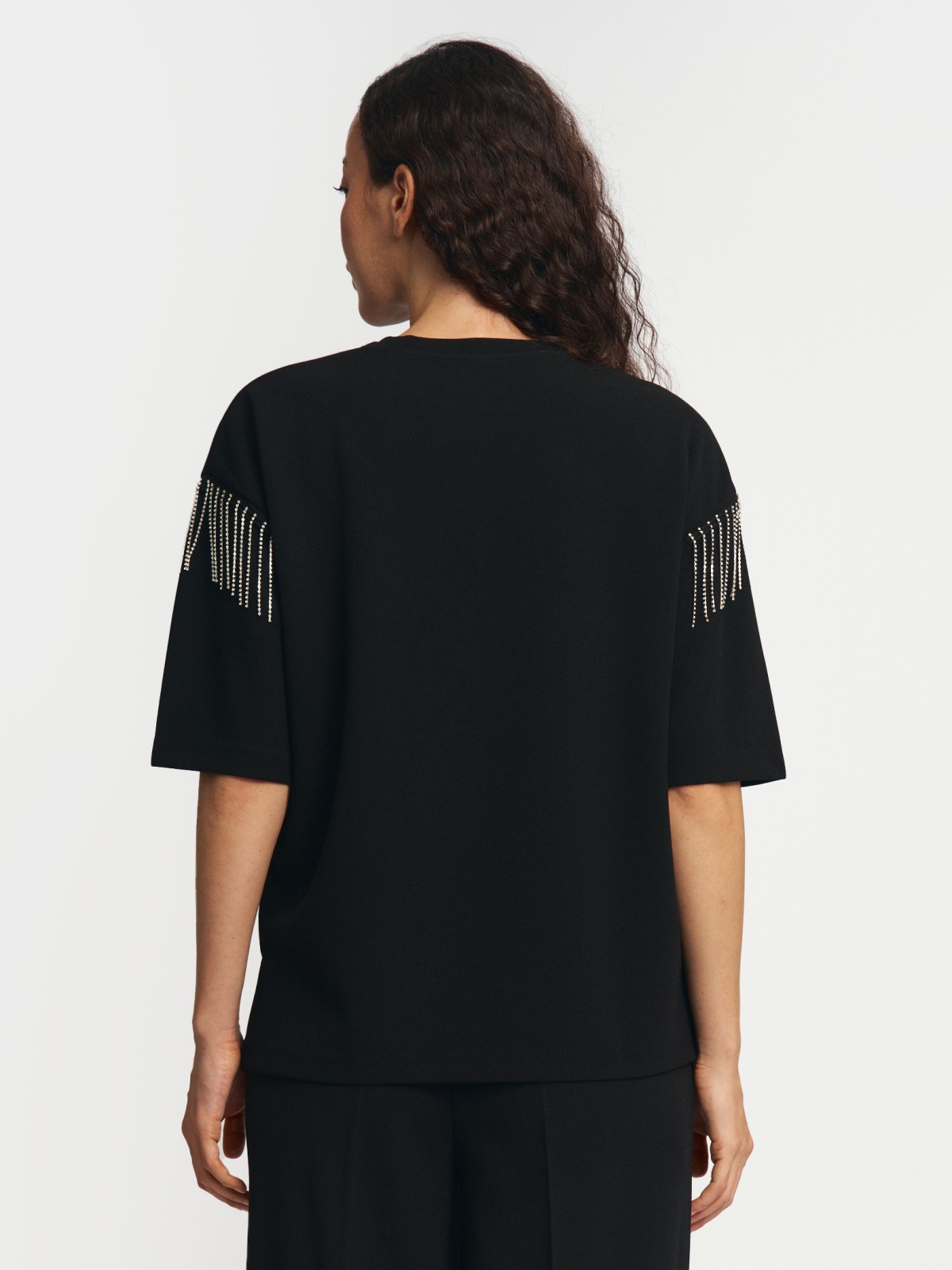 Футболка с бахромой и стразами