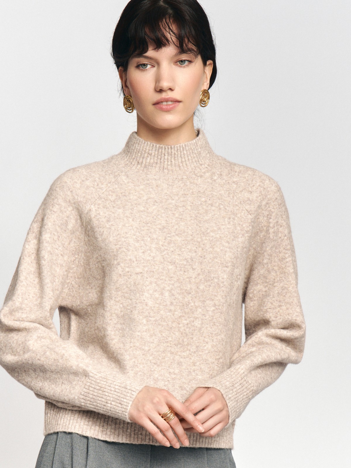 Вязаный свитер с воротником-стойкой