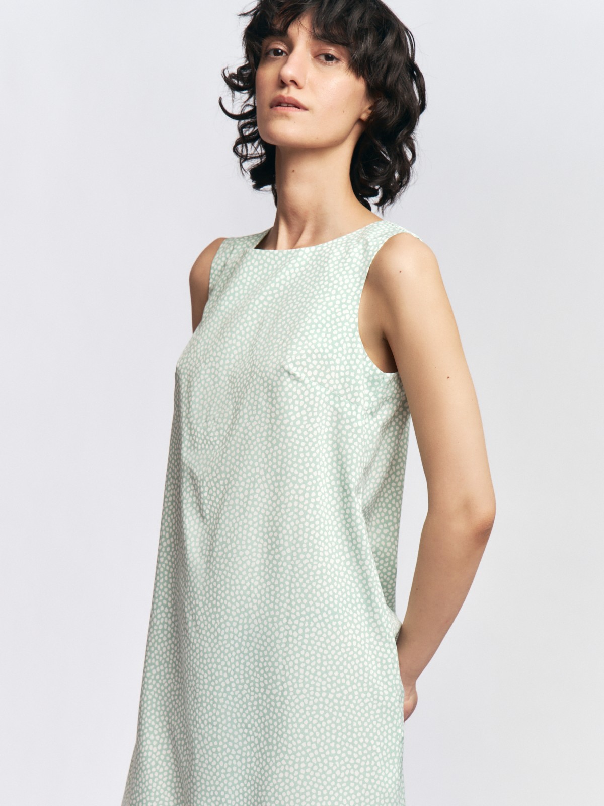 Платье мини без рукавов с вырезом на спине