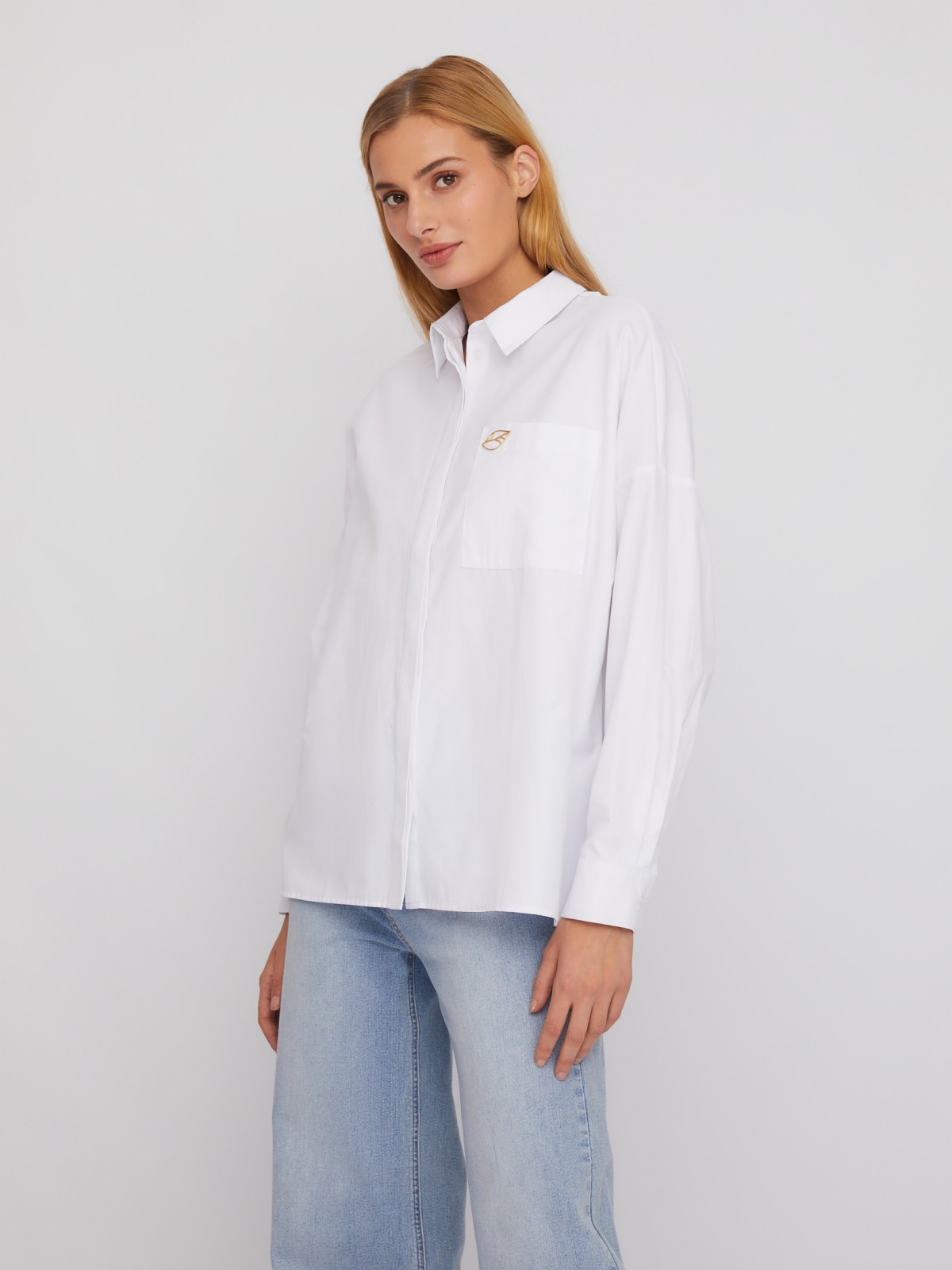 Рубашка оверсайз силуэта с металлическим значком-нашивкой zolla белого цвета