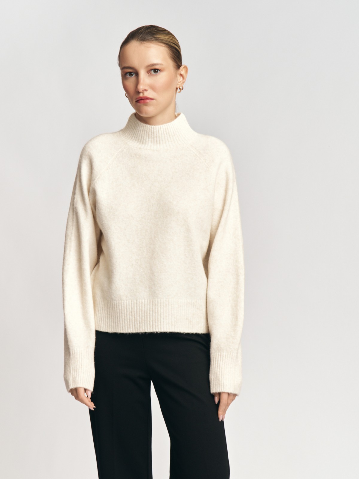 Вязаный свитер с воротником-стойкой