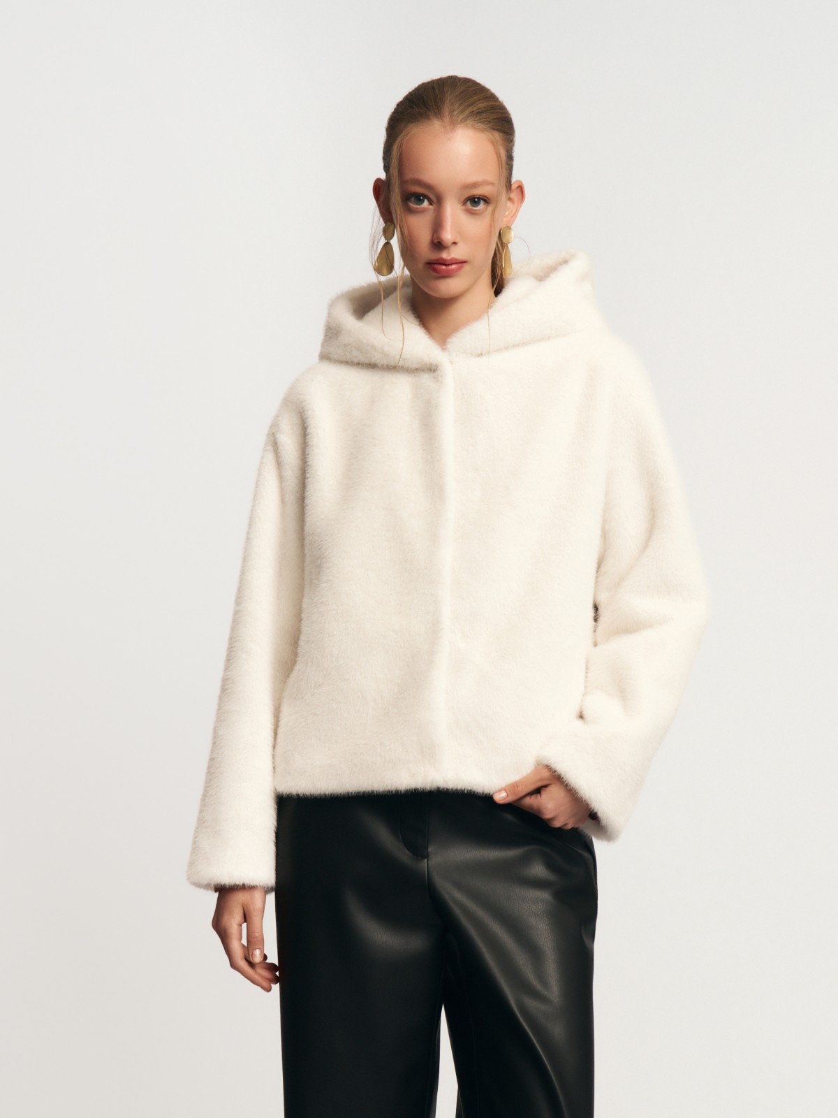 Короткая куртка-шуба из экомеха с капюшоном