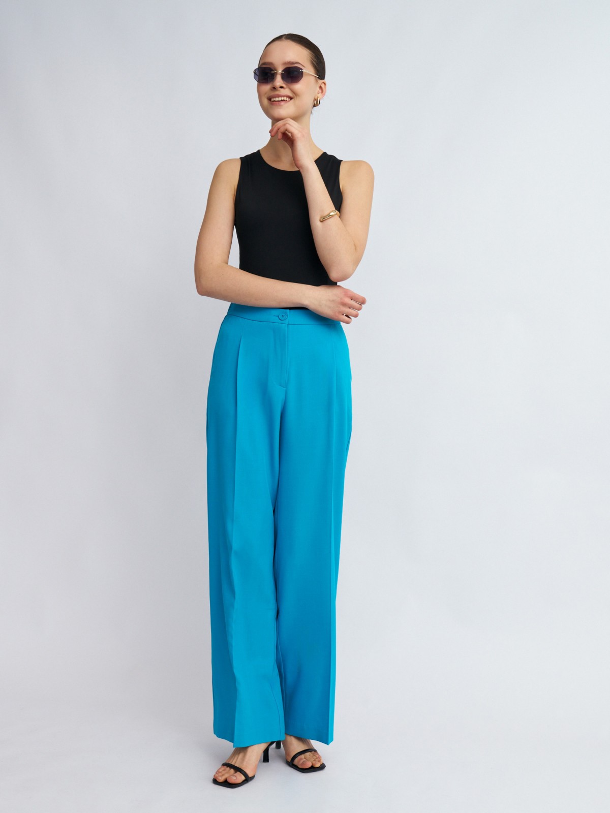 Прямые брюки на резинке со стрелками