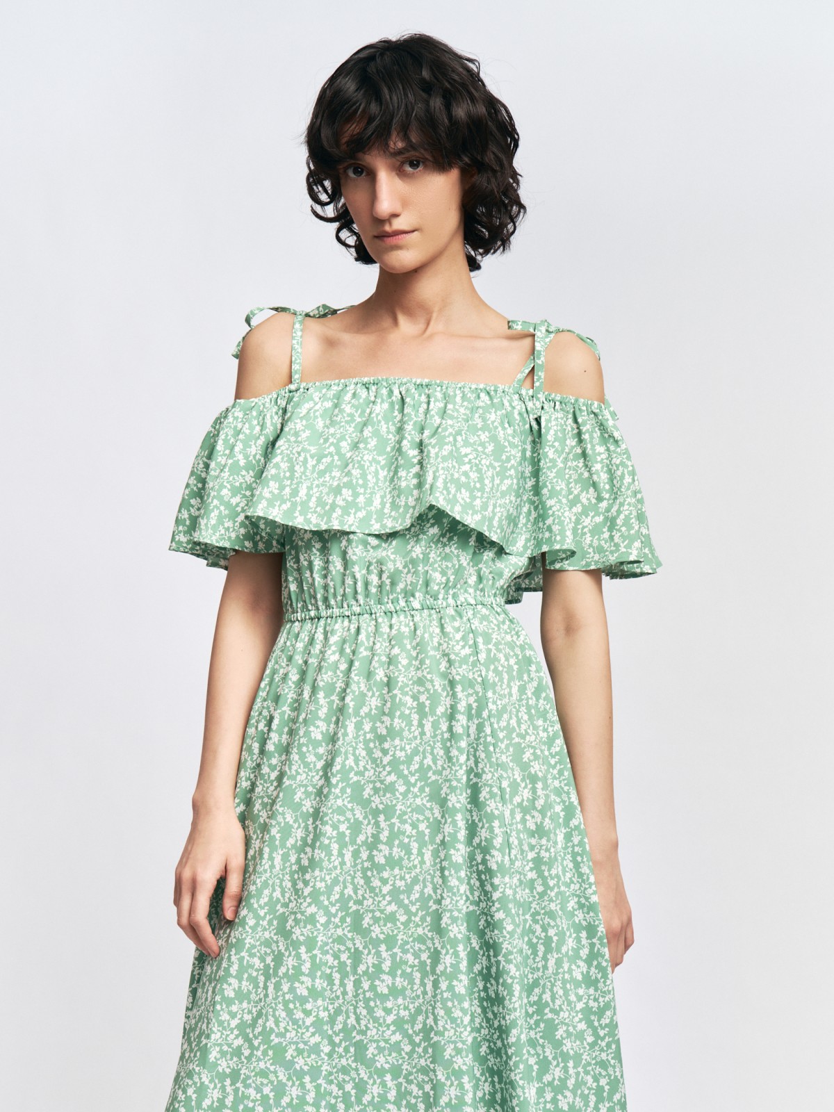 Платье-сарафан с открытыми плечами и разрезом