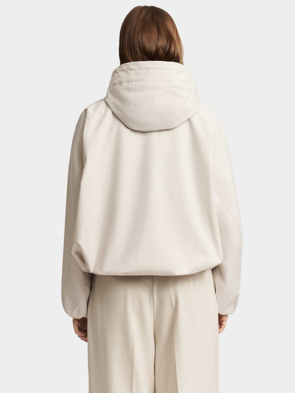 Куртка-ветровка с капюшоном без утеплителя