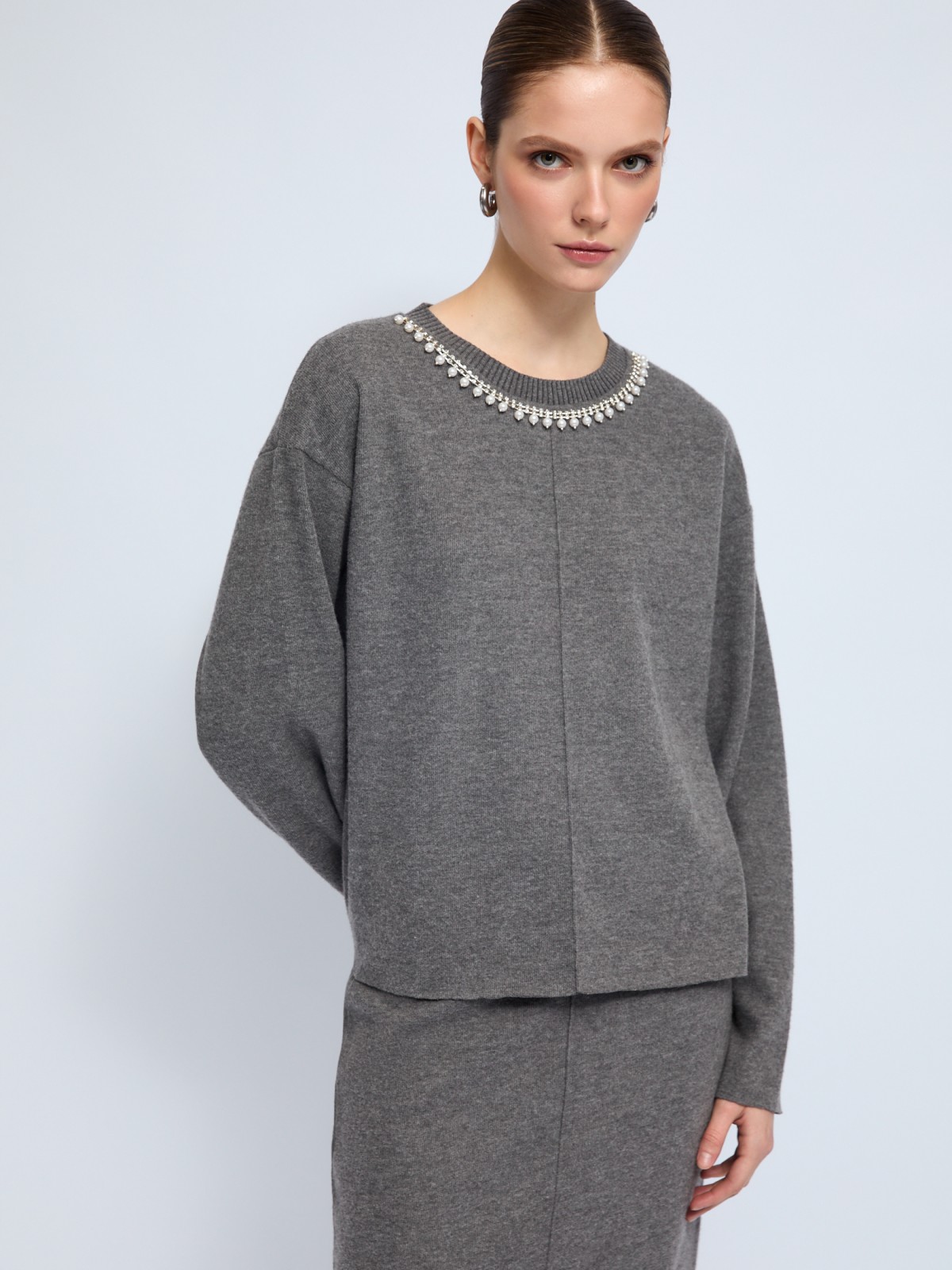 Трикотажный джемпер с декором у выреза