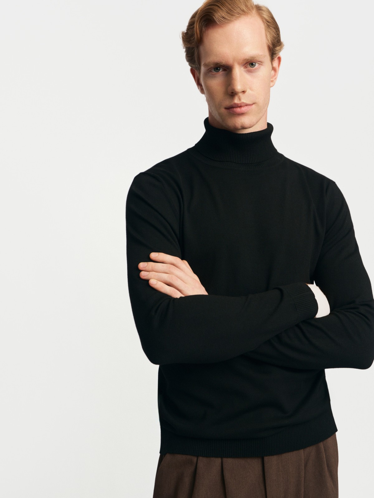 Тонкая трикотажная водолазка с воротником гольф