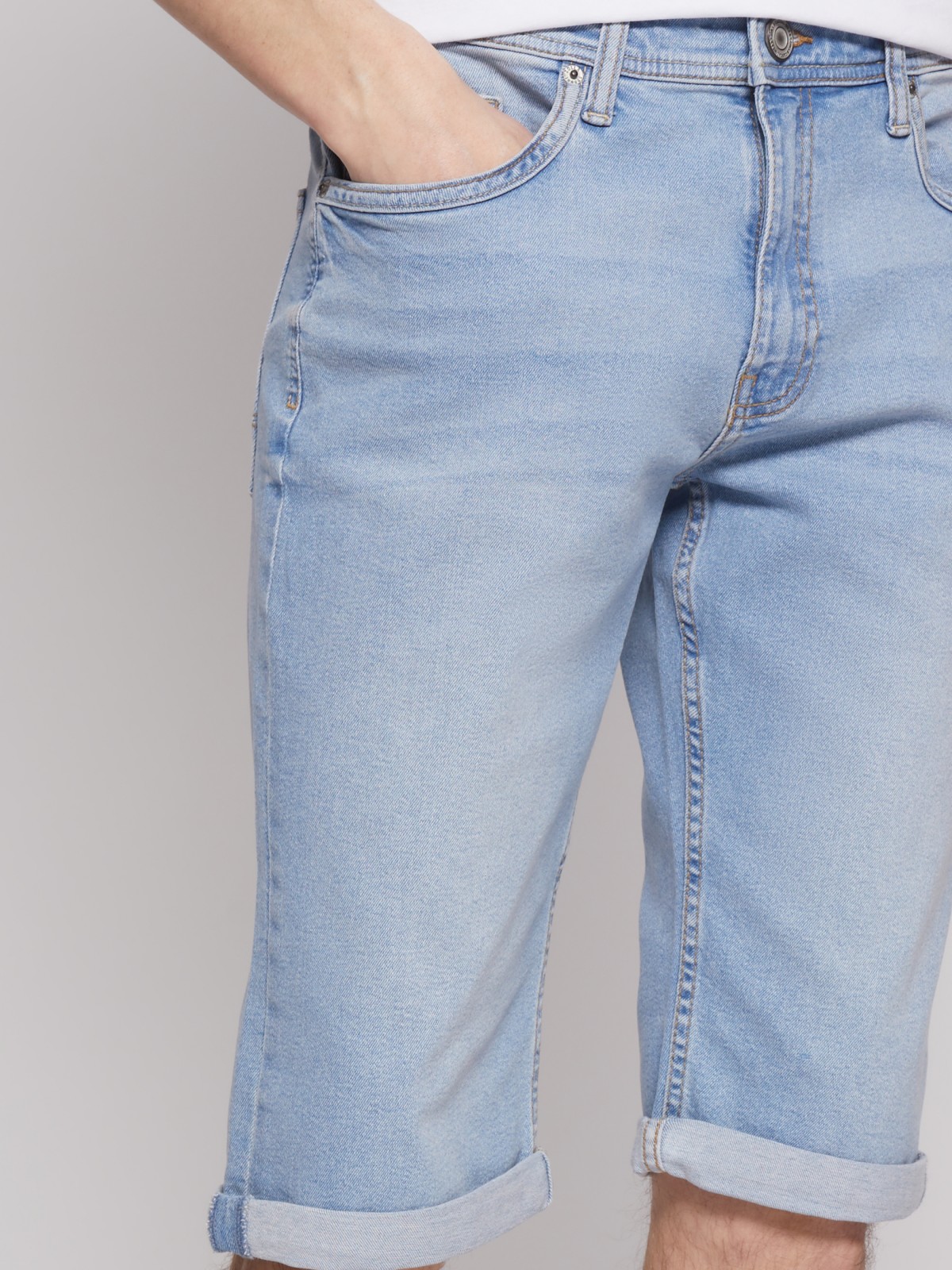 Удлинённые джинсовые шорты с отворотами