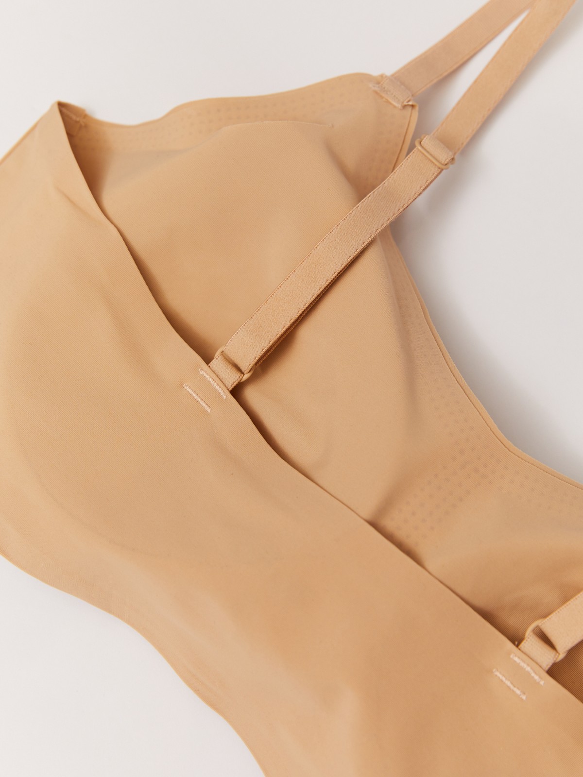 Бесшовный топ на тонких бретелях