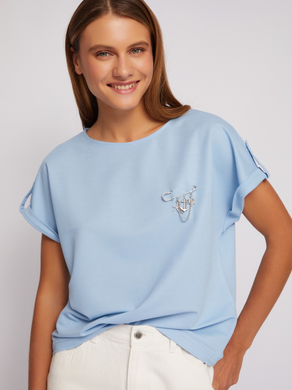 Блузка-футболка с коротким рукавом и брошью zolla 024213259063, цвет светло-голубой, размер XS