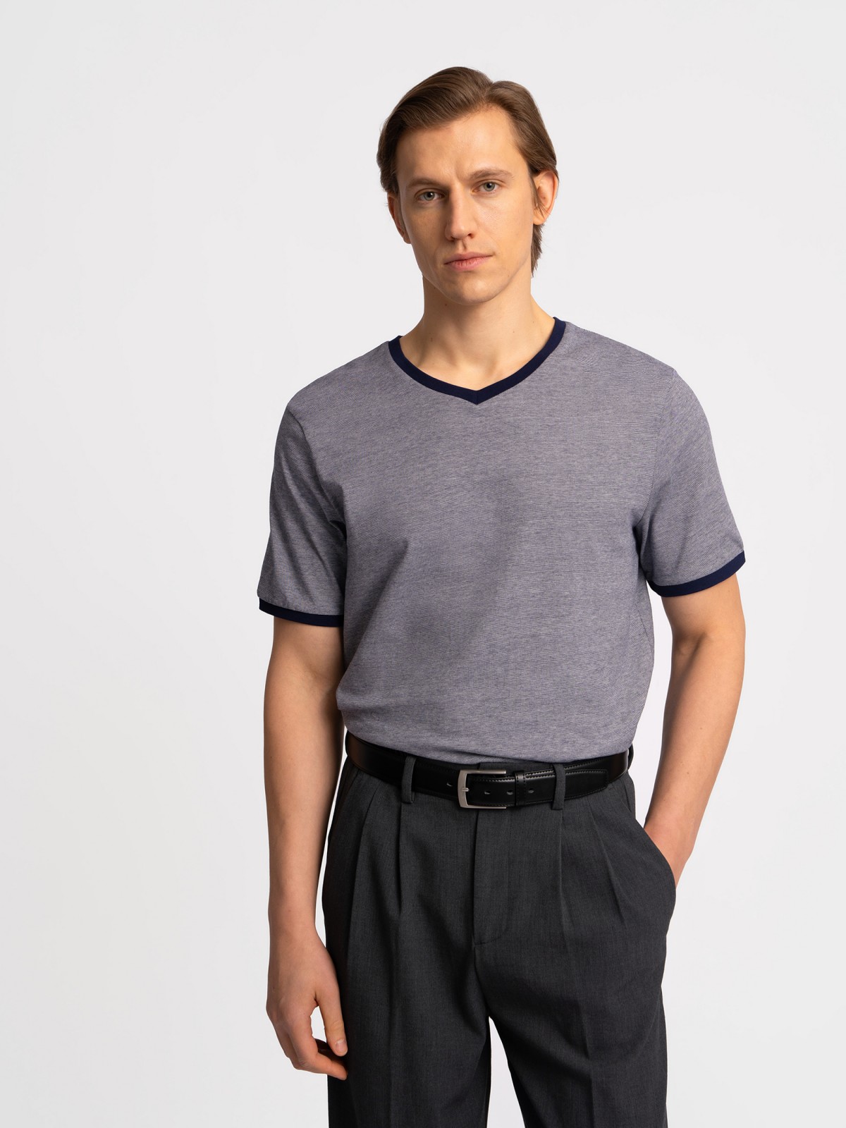 Футболка из хлопка с треугольным вырезом