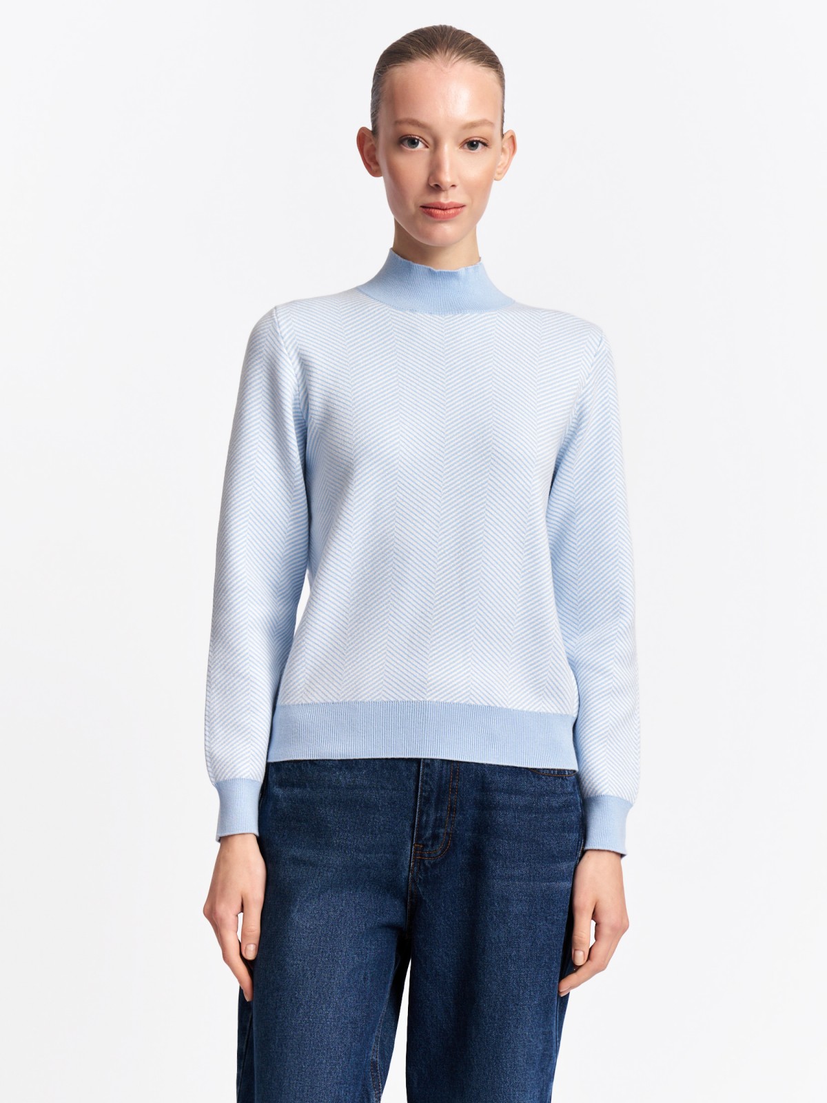 Трикотажный свитер с воротником-стойкой