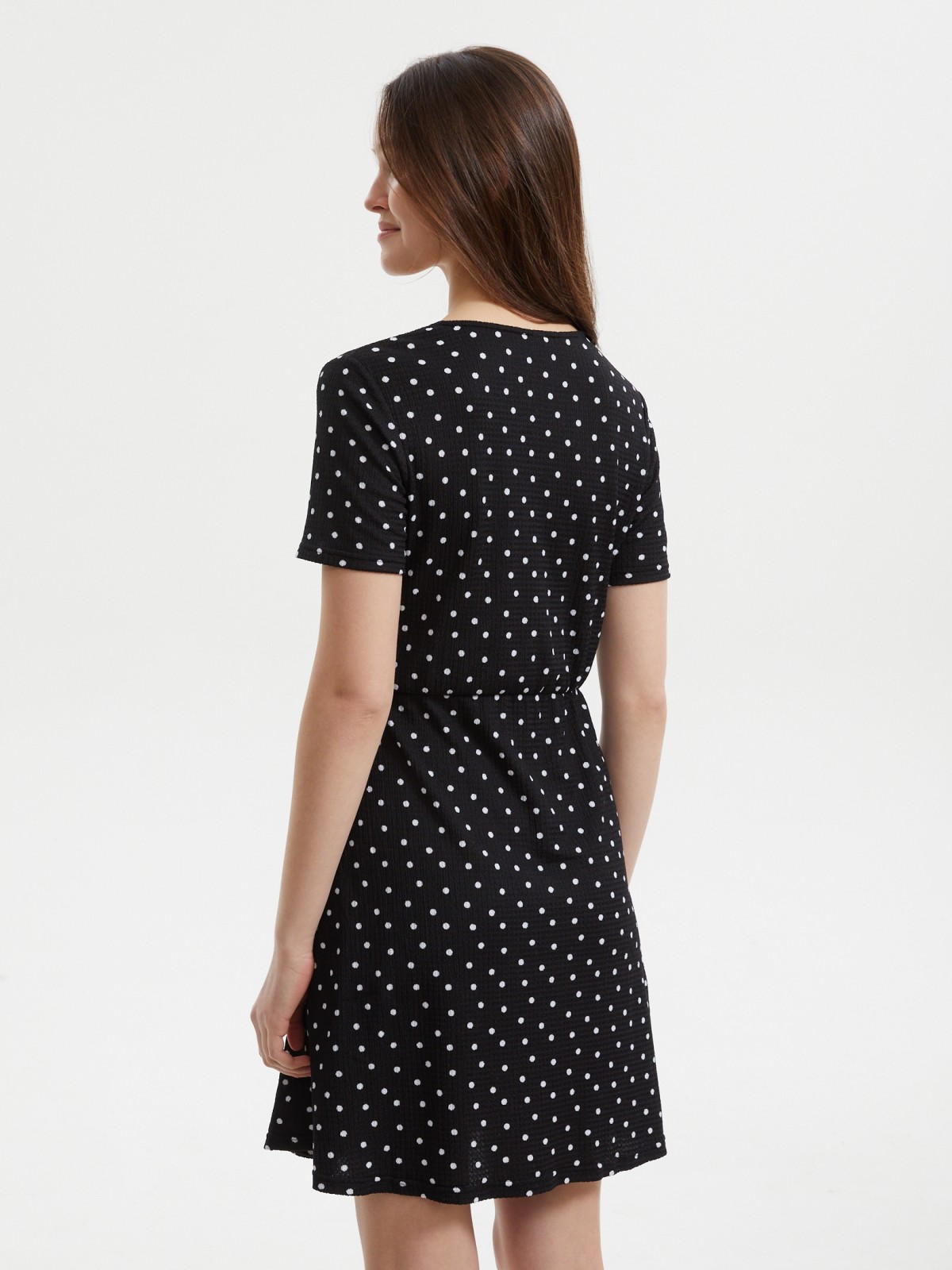 Платье длины мини с запахом в горошек