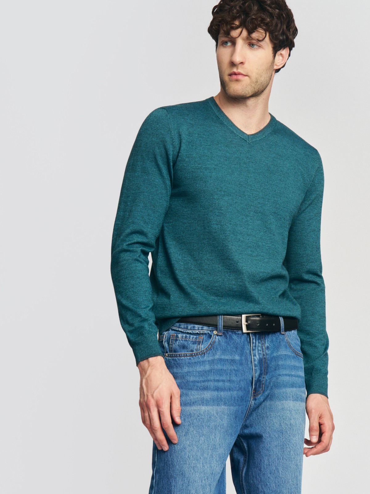 Тонкий трикотажный джемпер с вырезом 799₽