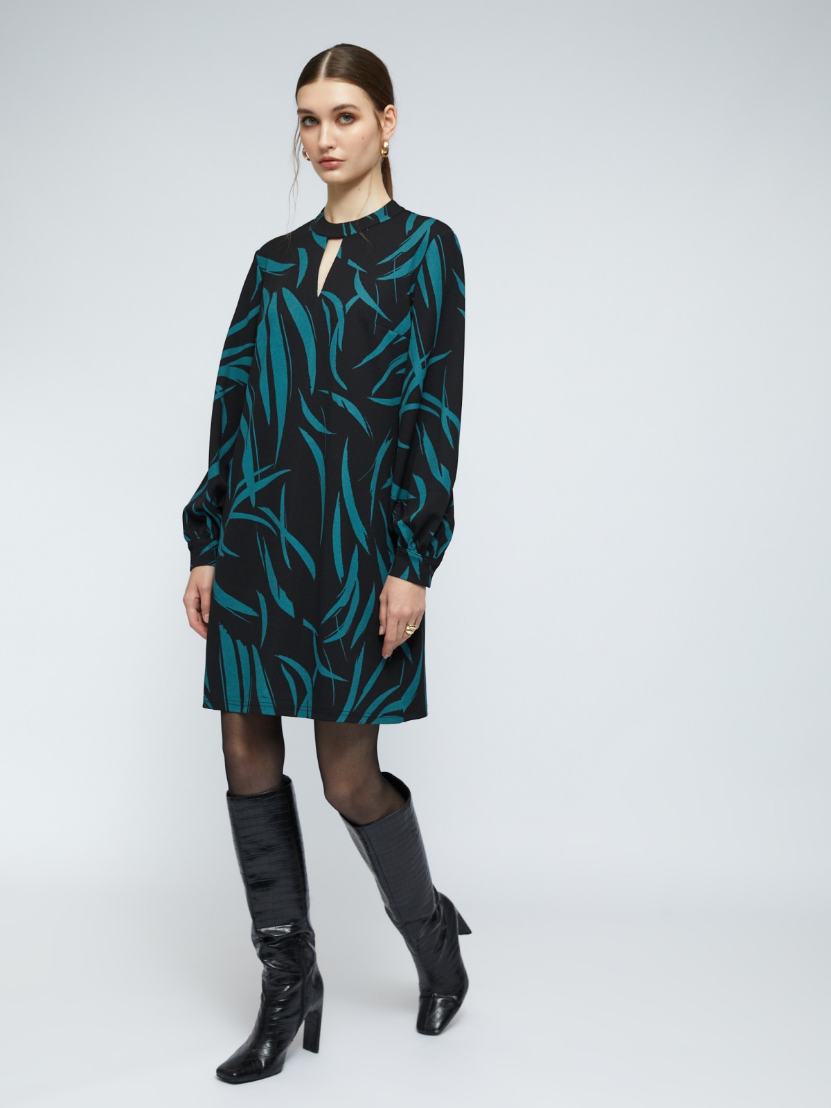 Платье длины мини с чокером и принтом