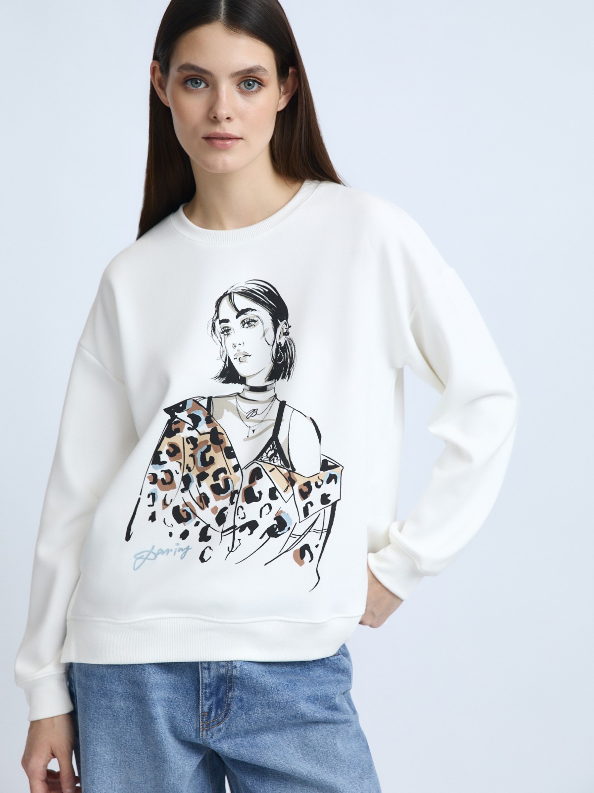 Свитшот с акцентным принтом на груди 1199₽