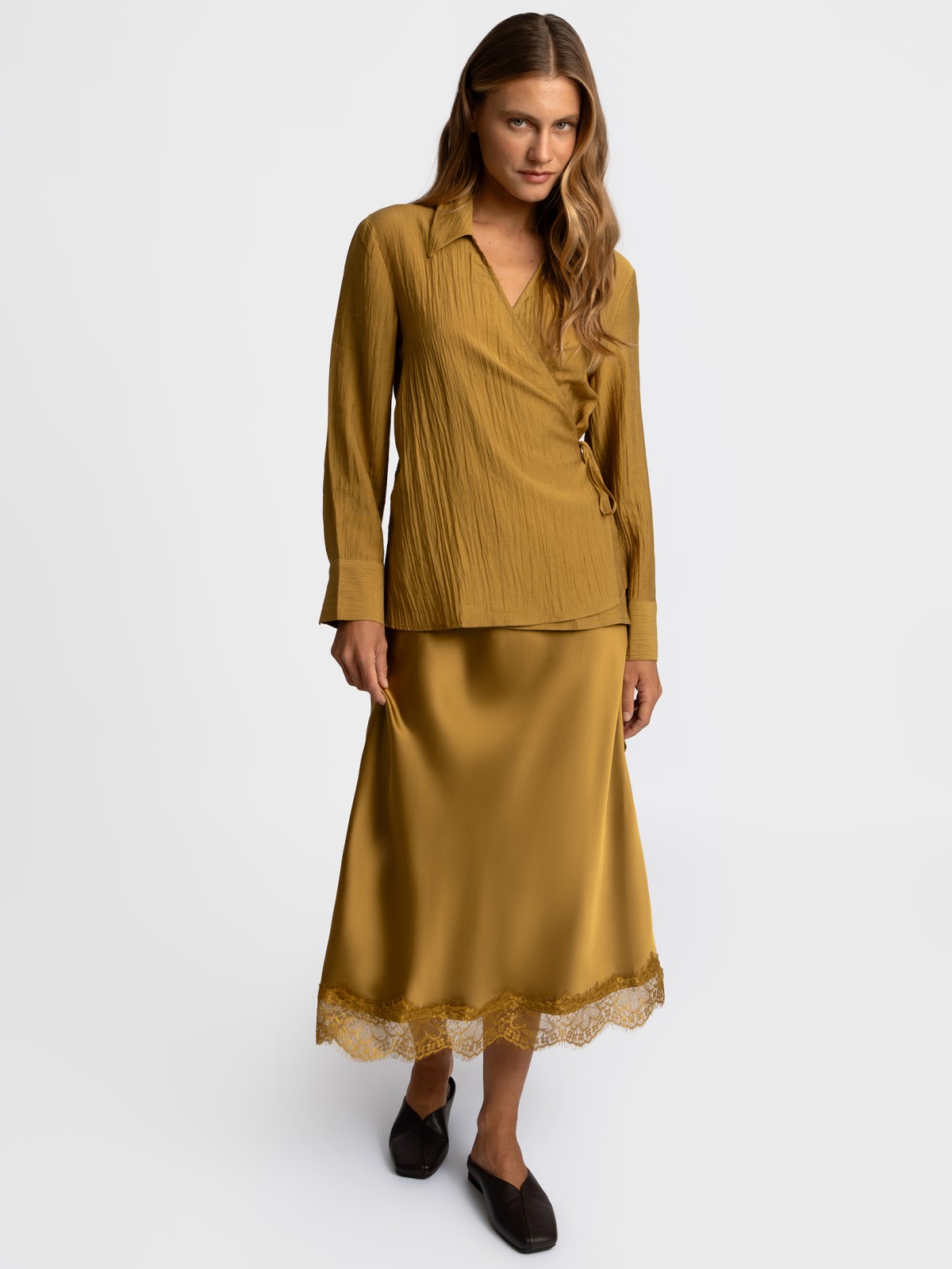 Приталенная блузка на запах с длинным рукавом