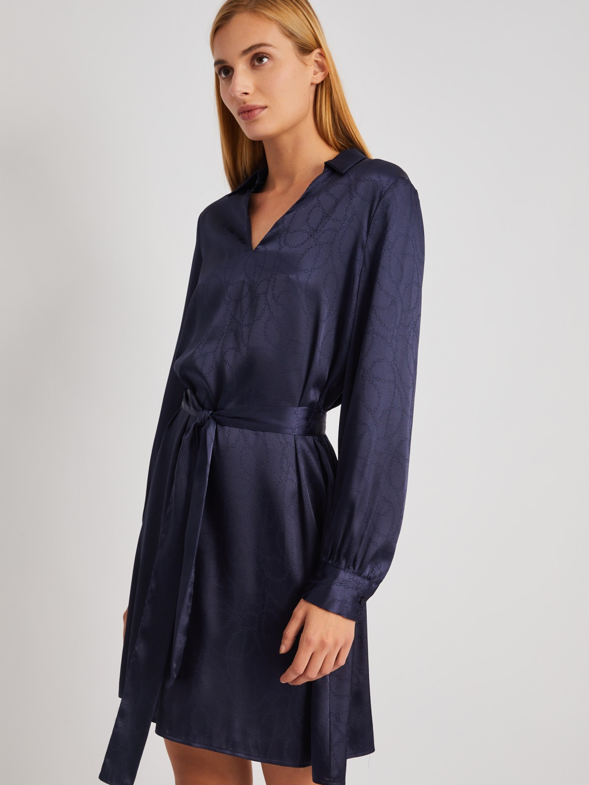 Атласное платье длины мини с воротником и акцентном на талии zolla 024118262193, цвет синий, размер XS - фото 5