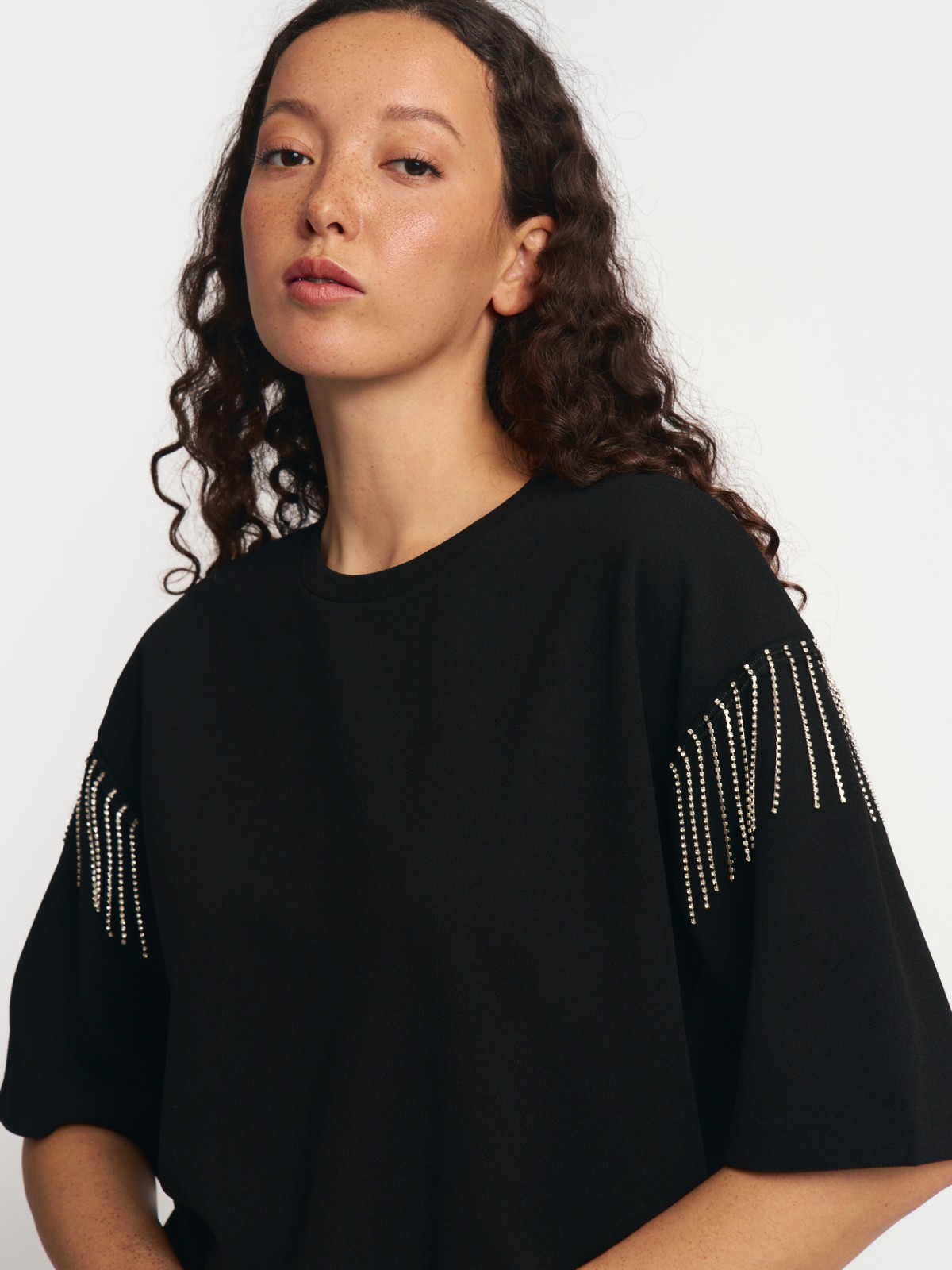 Футболка с бахромой и стразами