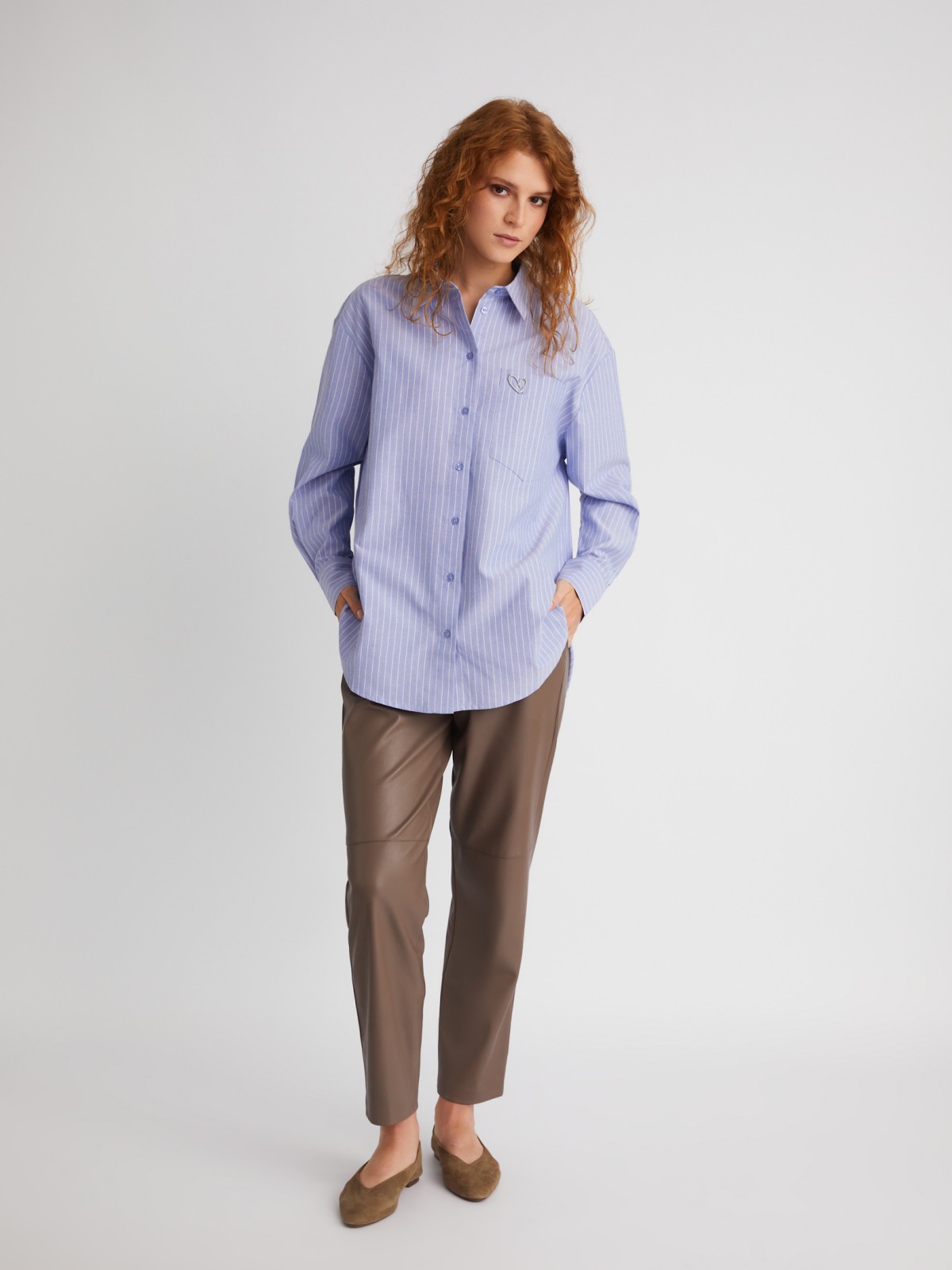 Офисная рубашка оверсайз силуэта в полоску с декоративной брошью zolla 023331162073, цвет светло-голубой, размер XS - фото 2