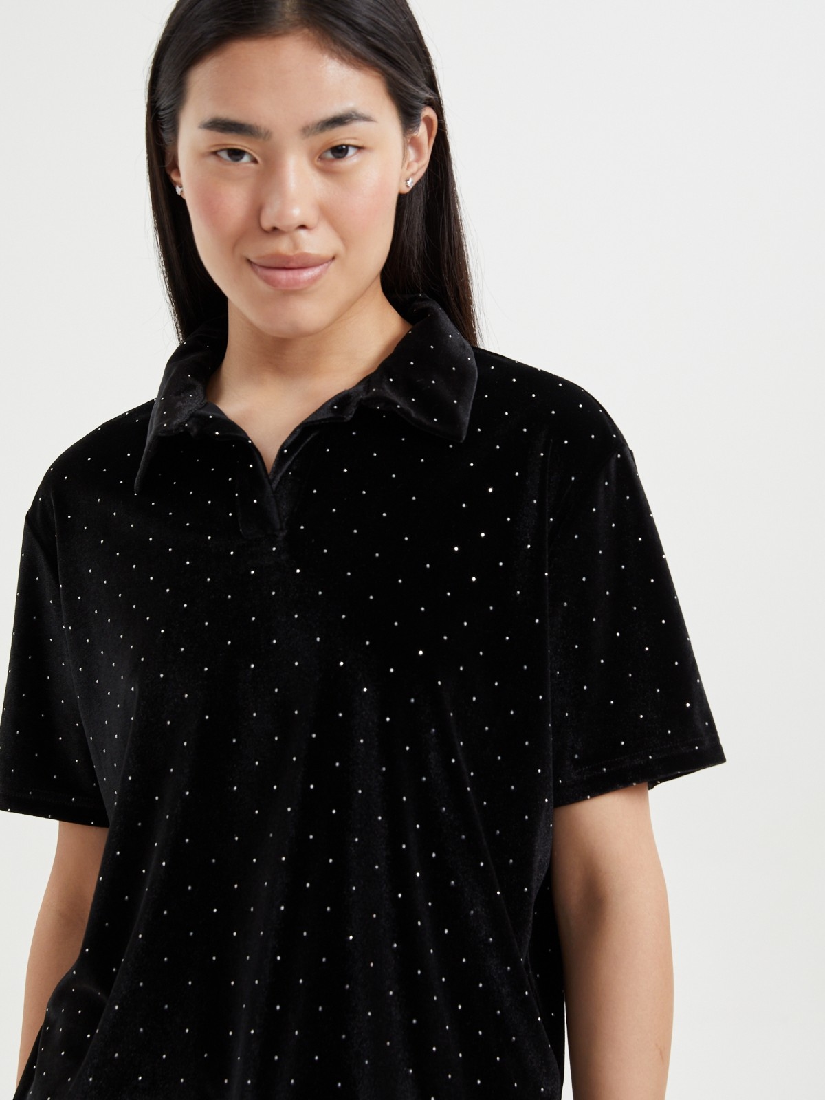 Нарядный бархатный джемпер поло со стразами