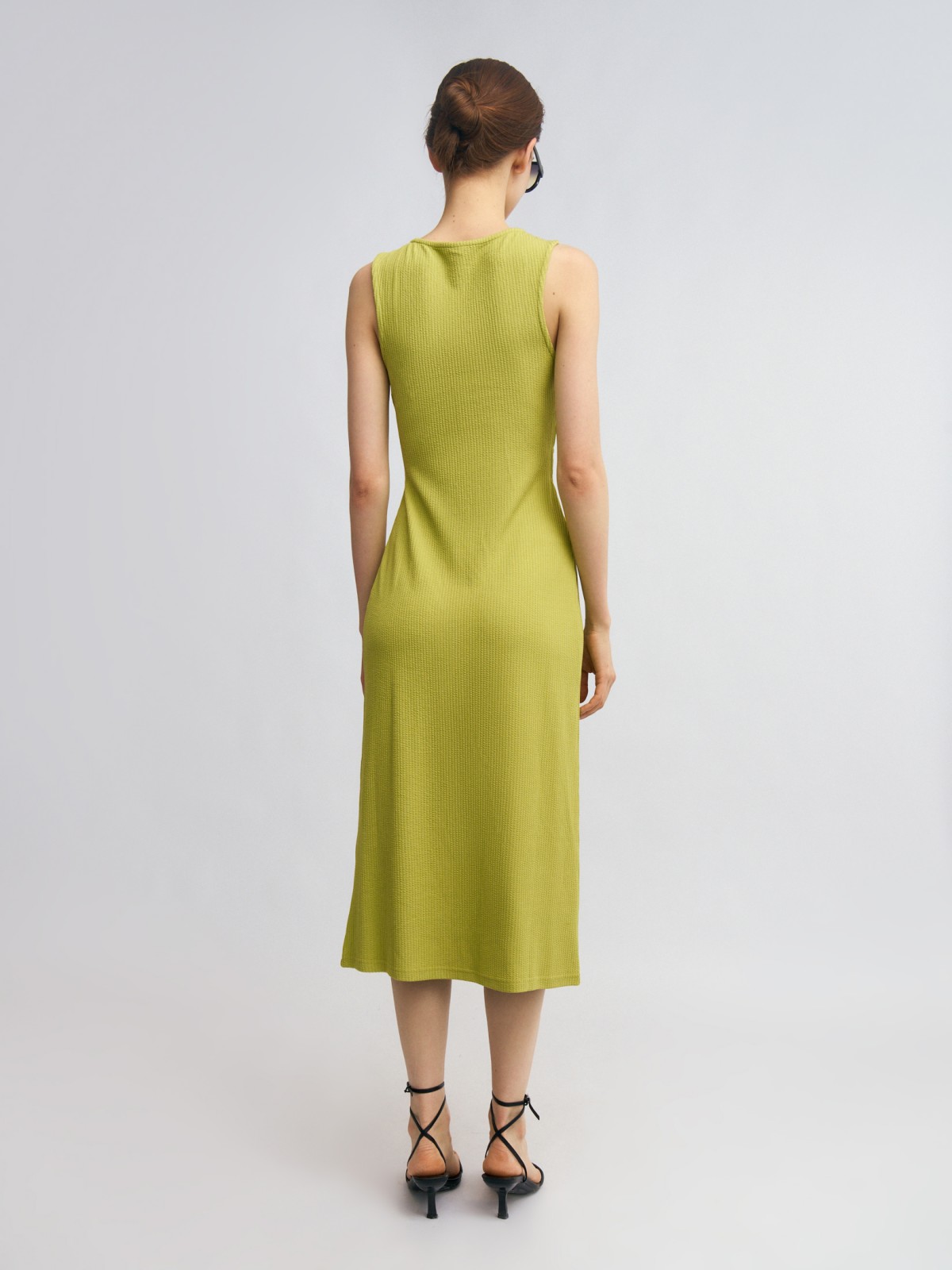 Платье-лапша без рукавов с вырезами на талии