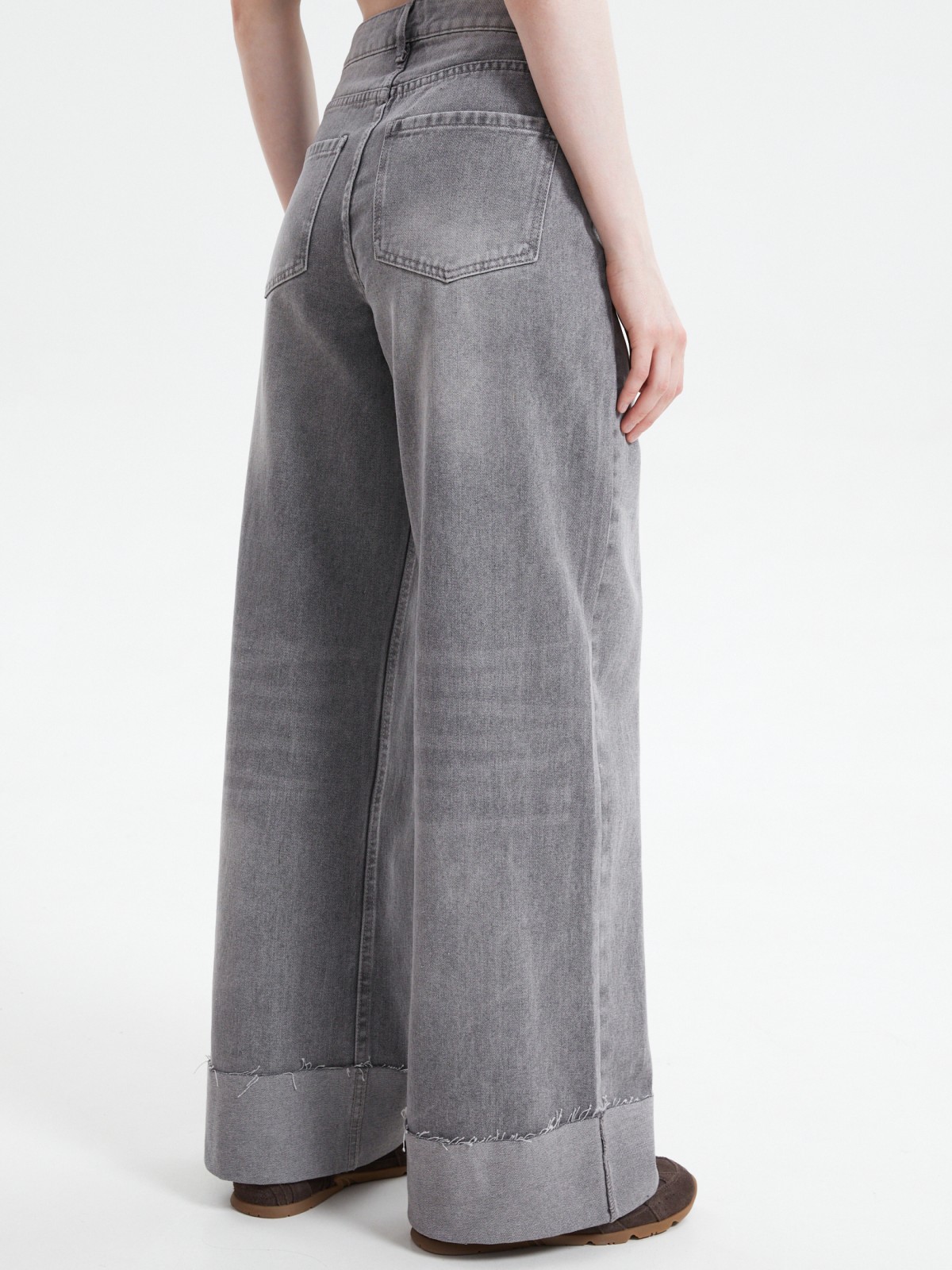 Джинсы силуэта Wide с отворотами