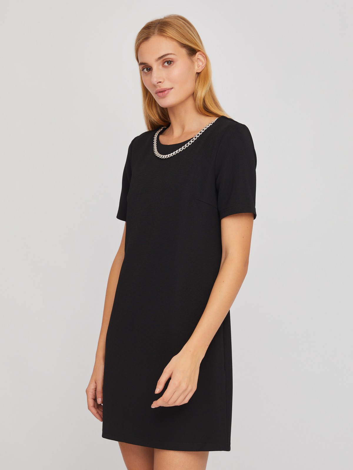 Платье длины мини с коротким рукавом и декоративной цепочкой zolla 02411819F472, цвет черный, размер XS - фото 4